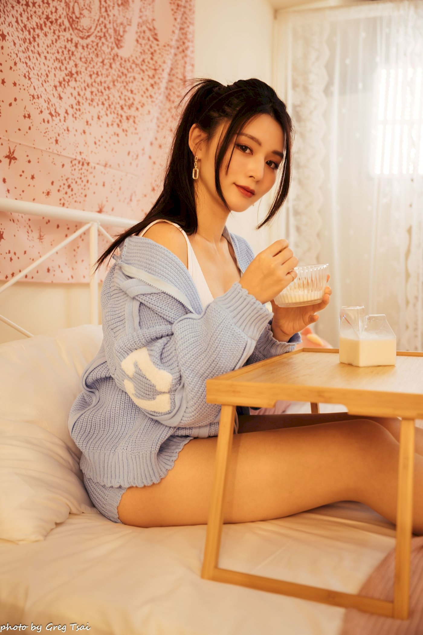 床上美女筱筱修长美腿毛衣外套居家性感写真