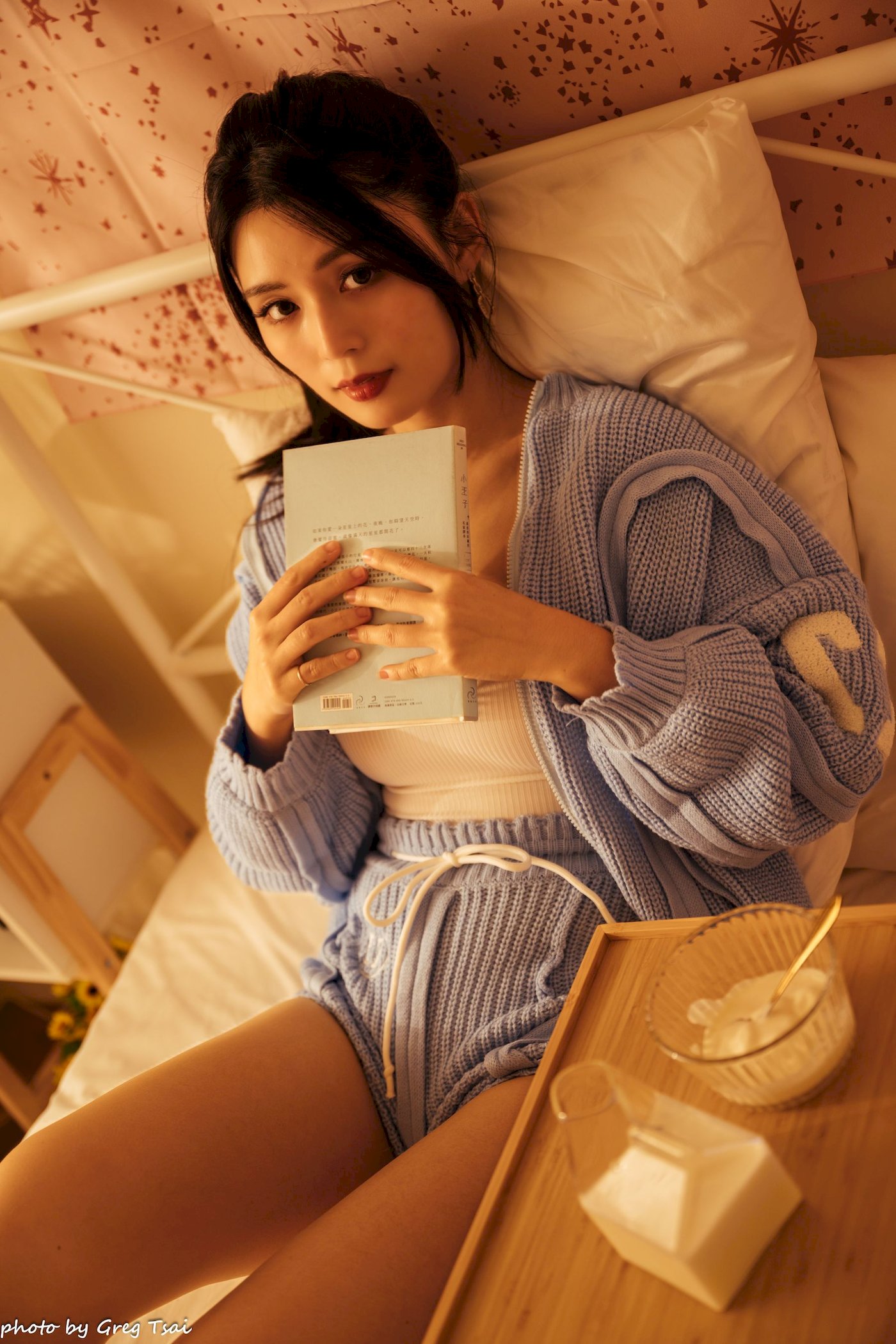 床上美女筱筱修长美腿毛衣外套居家性感写真