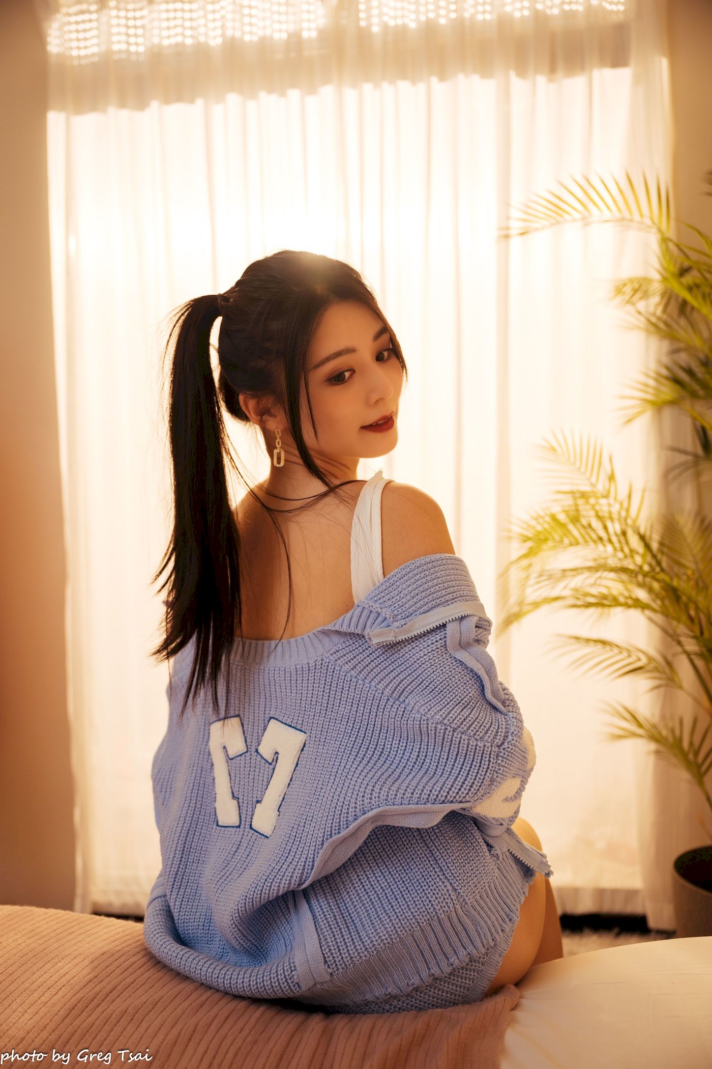 床上美女筱筱修长美腿毛衣外套居家性感写真