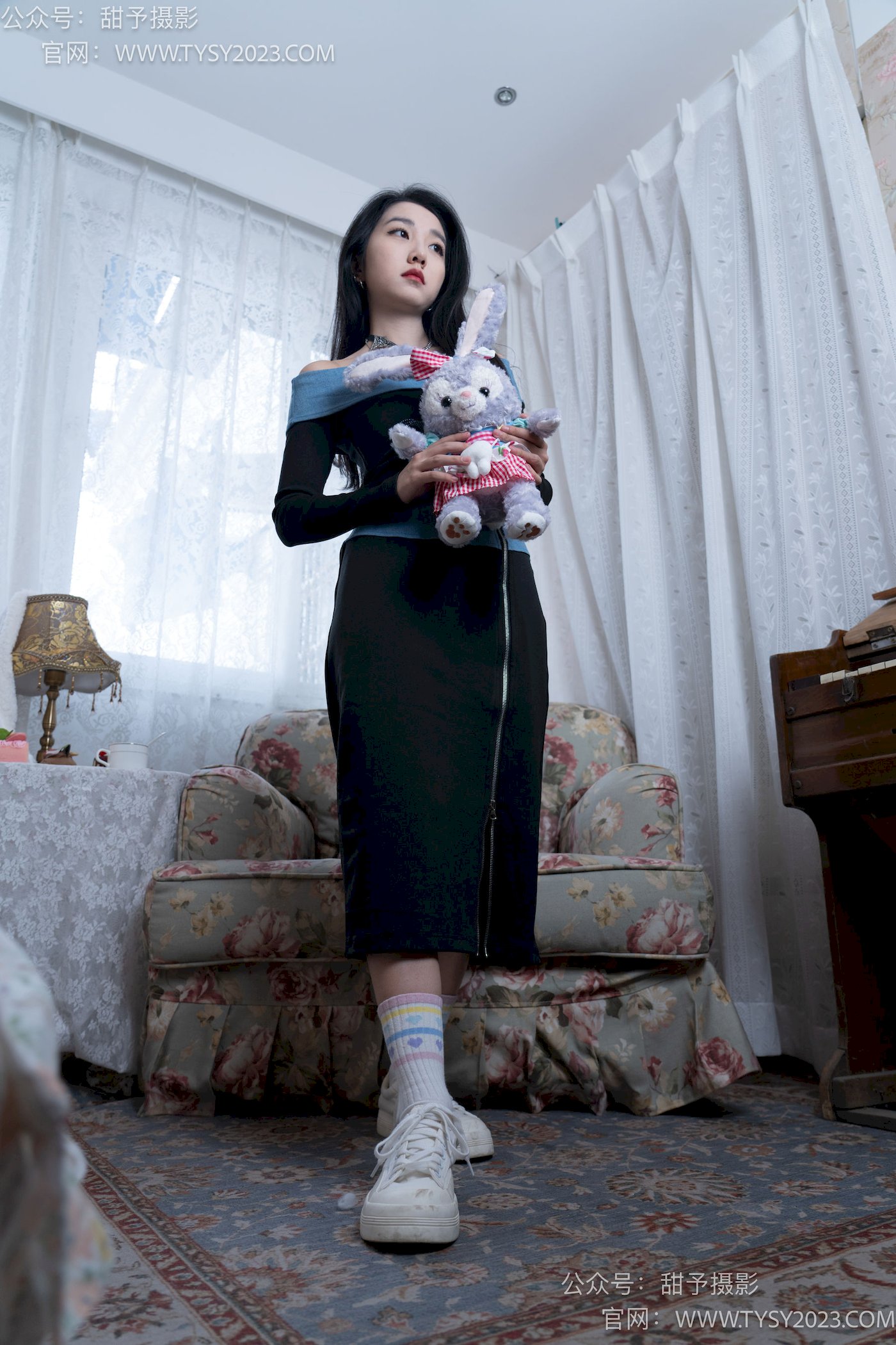 甜予摄影筱筱微卷长发休闲风写真