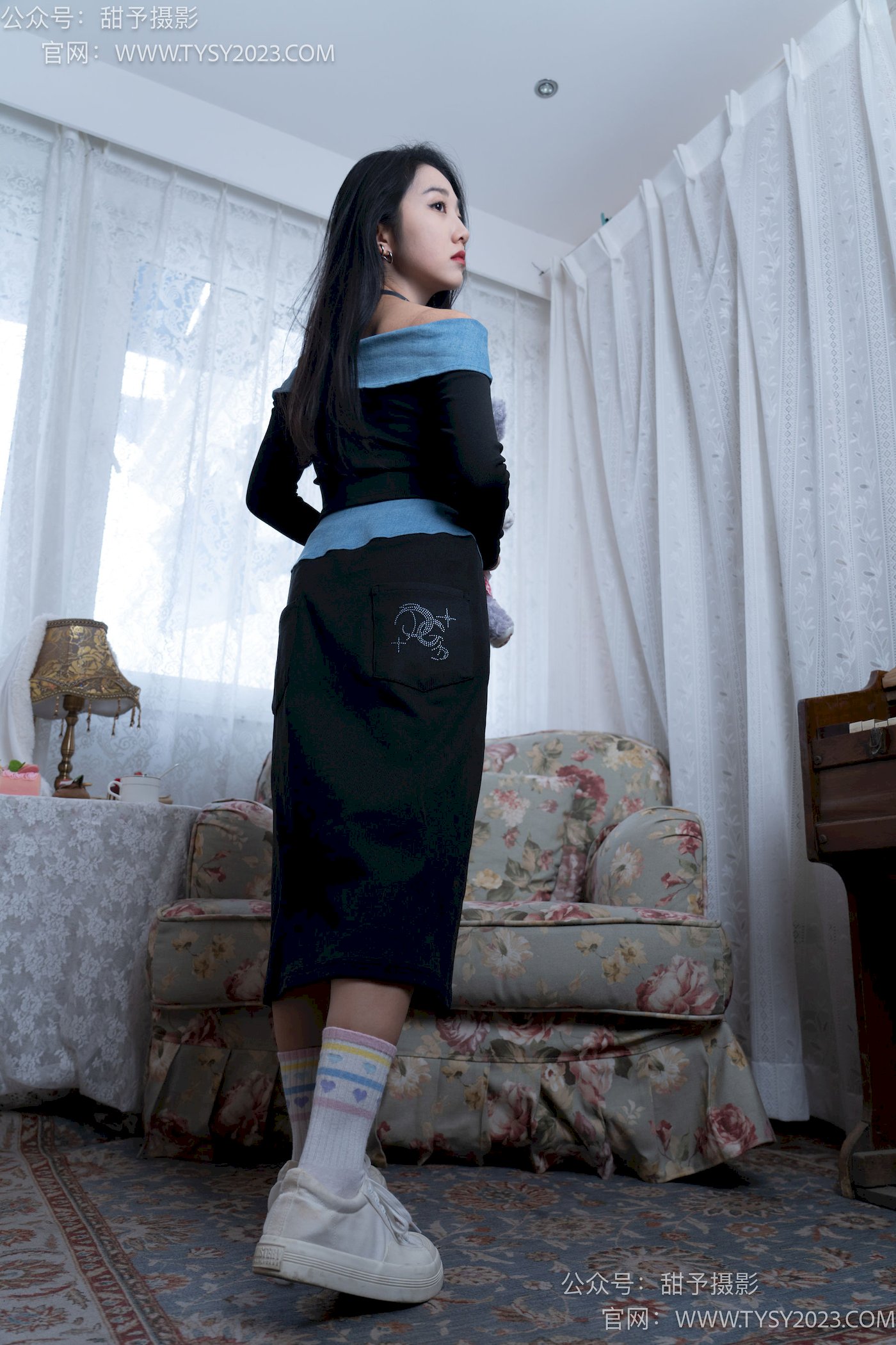 甜予摄影筱筱微卷长发休闲风写真