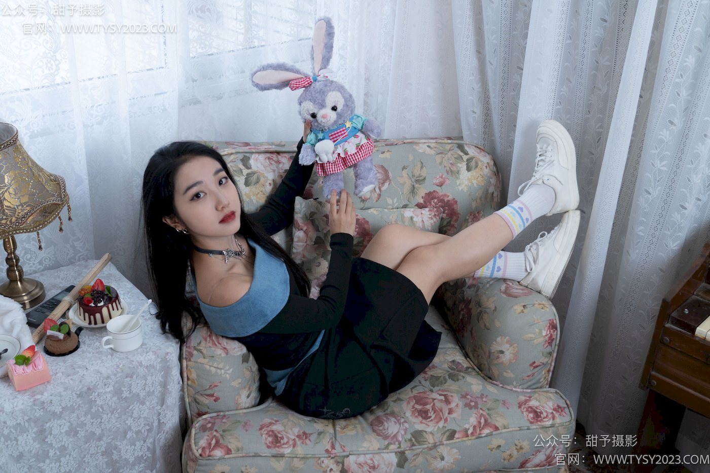 甜予摄影筱筱微卷长发休闲风写真