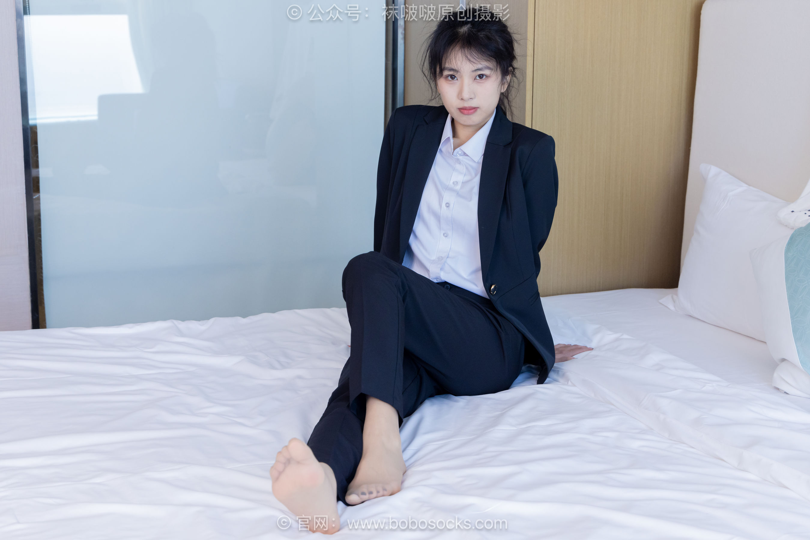 袜啵啵模特奶油白领OL制服裤里丝写真