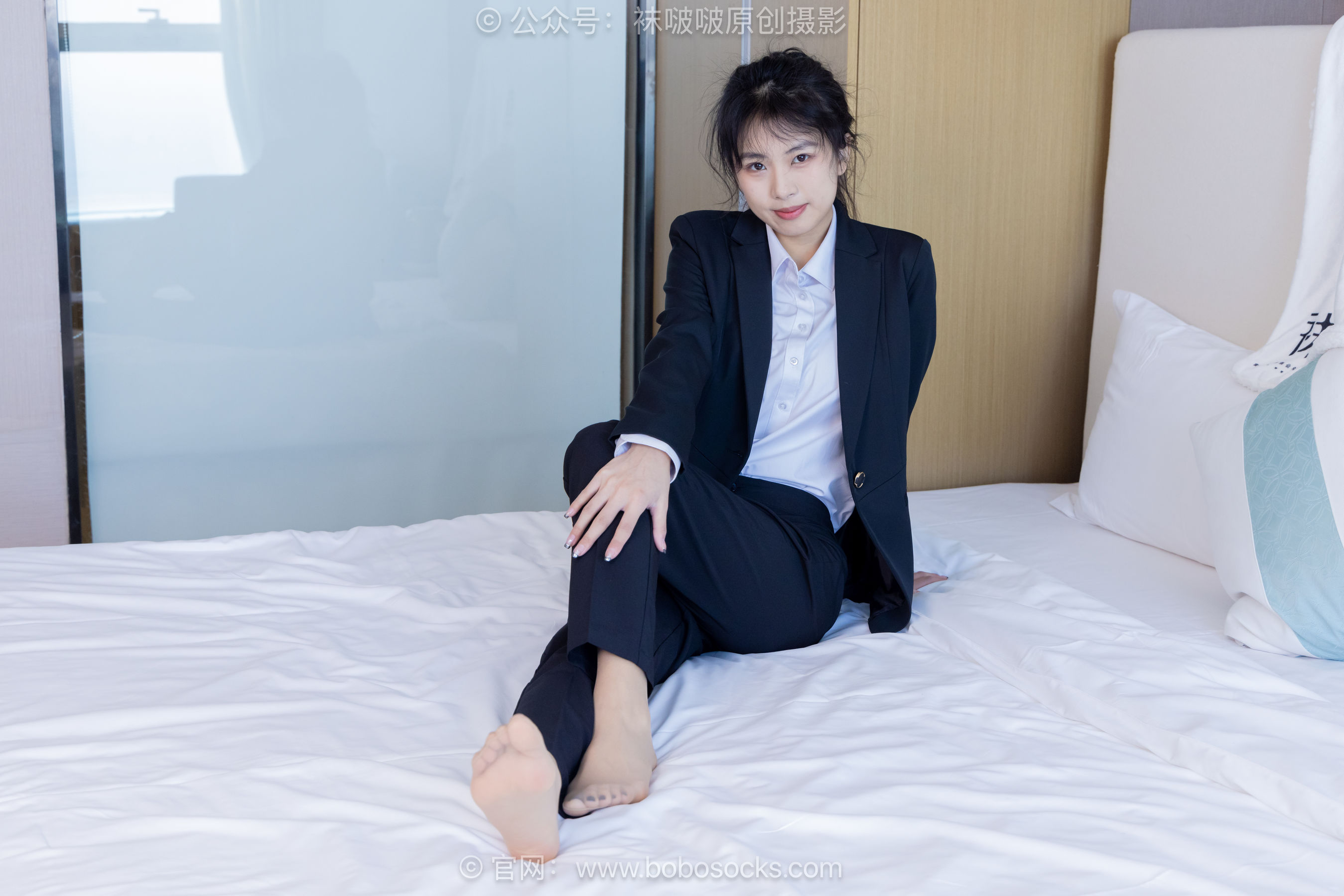 袜啵啵模特奶油白领OL制服裤里丝写真