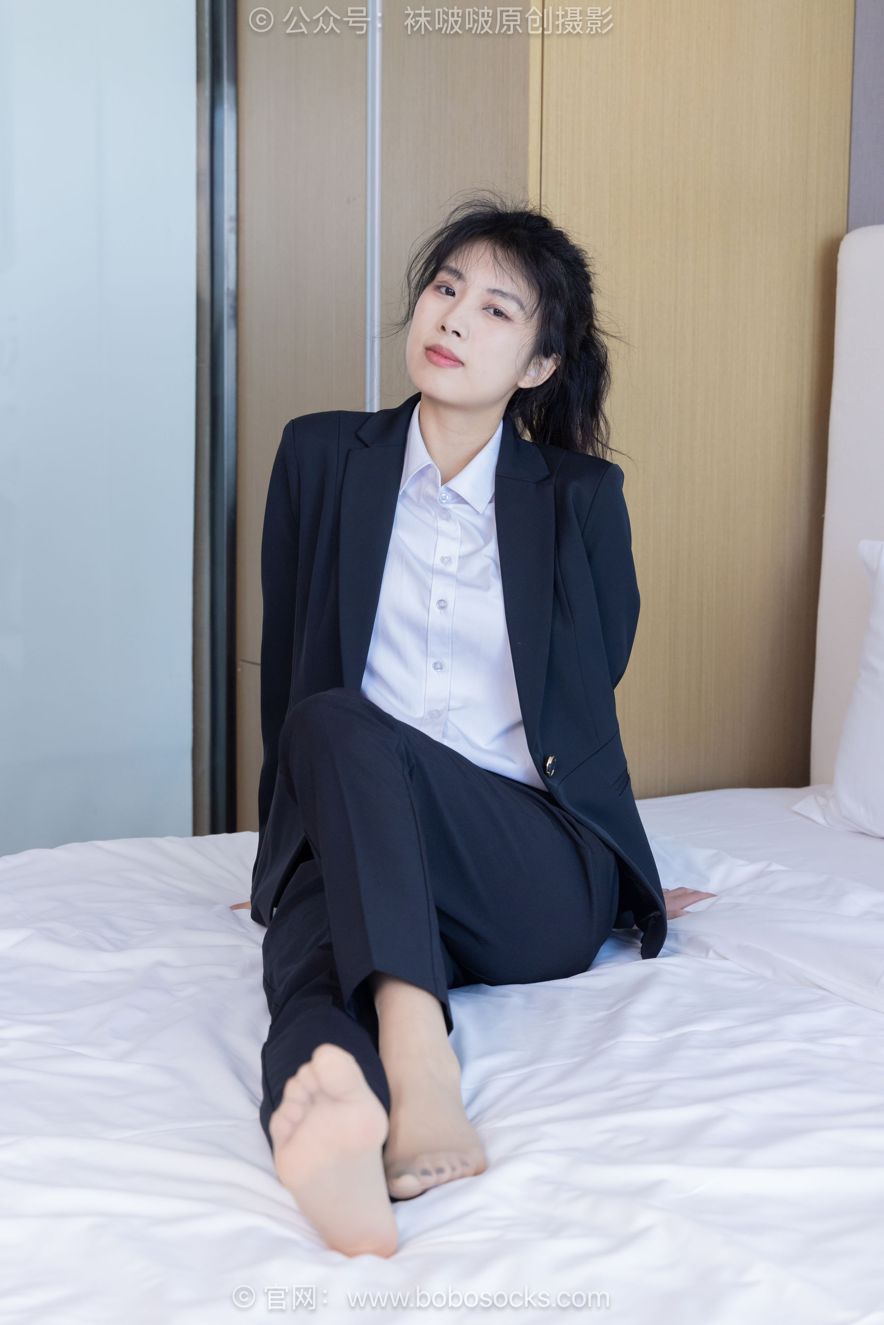 袜啵啵模特奶油白领OL制服裤里丝写真