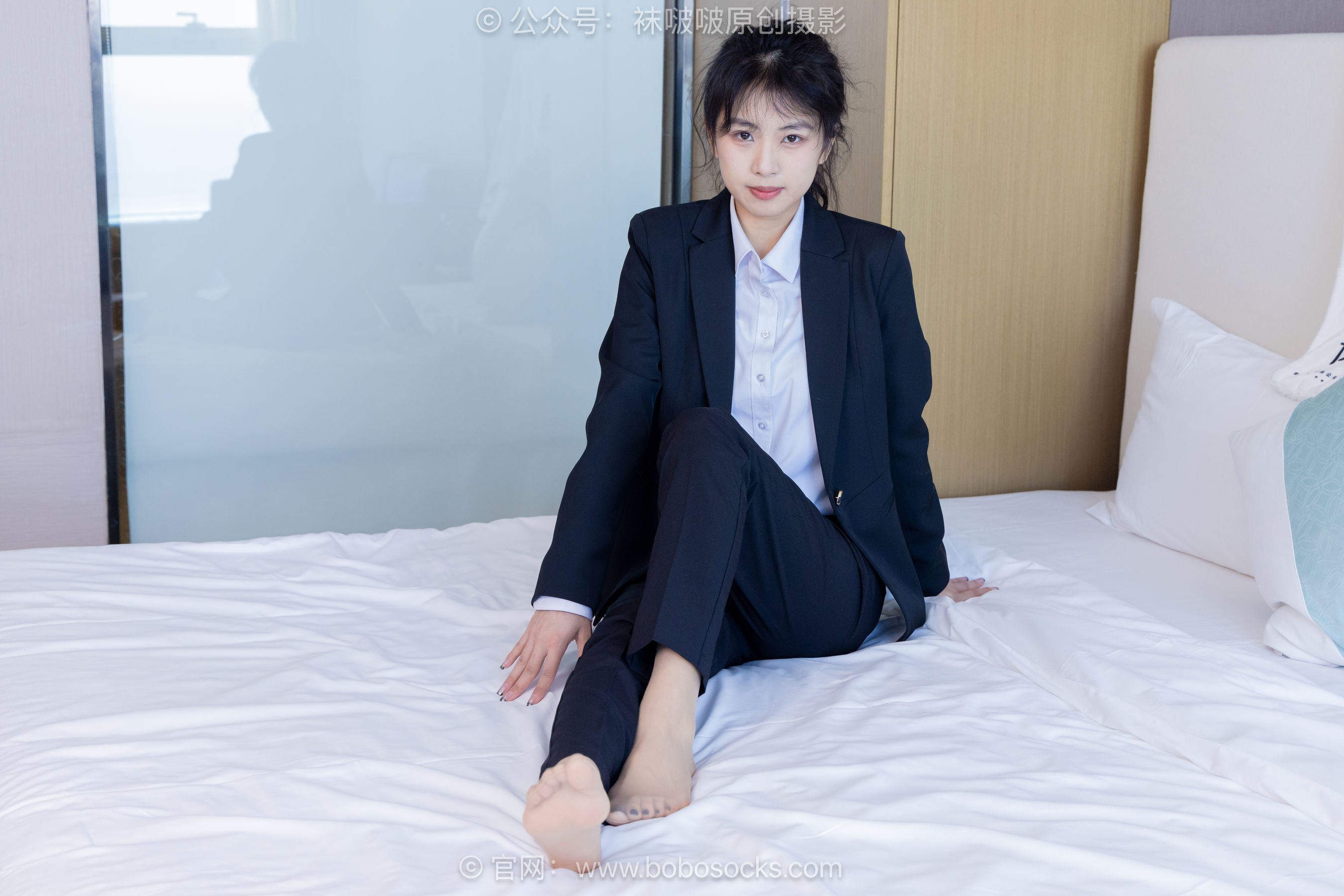 袜啵啵模特奶油白领OL制服裤里丝写真