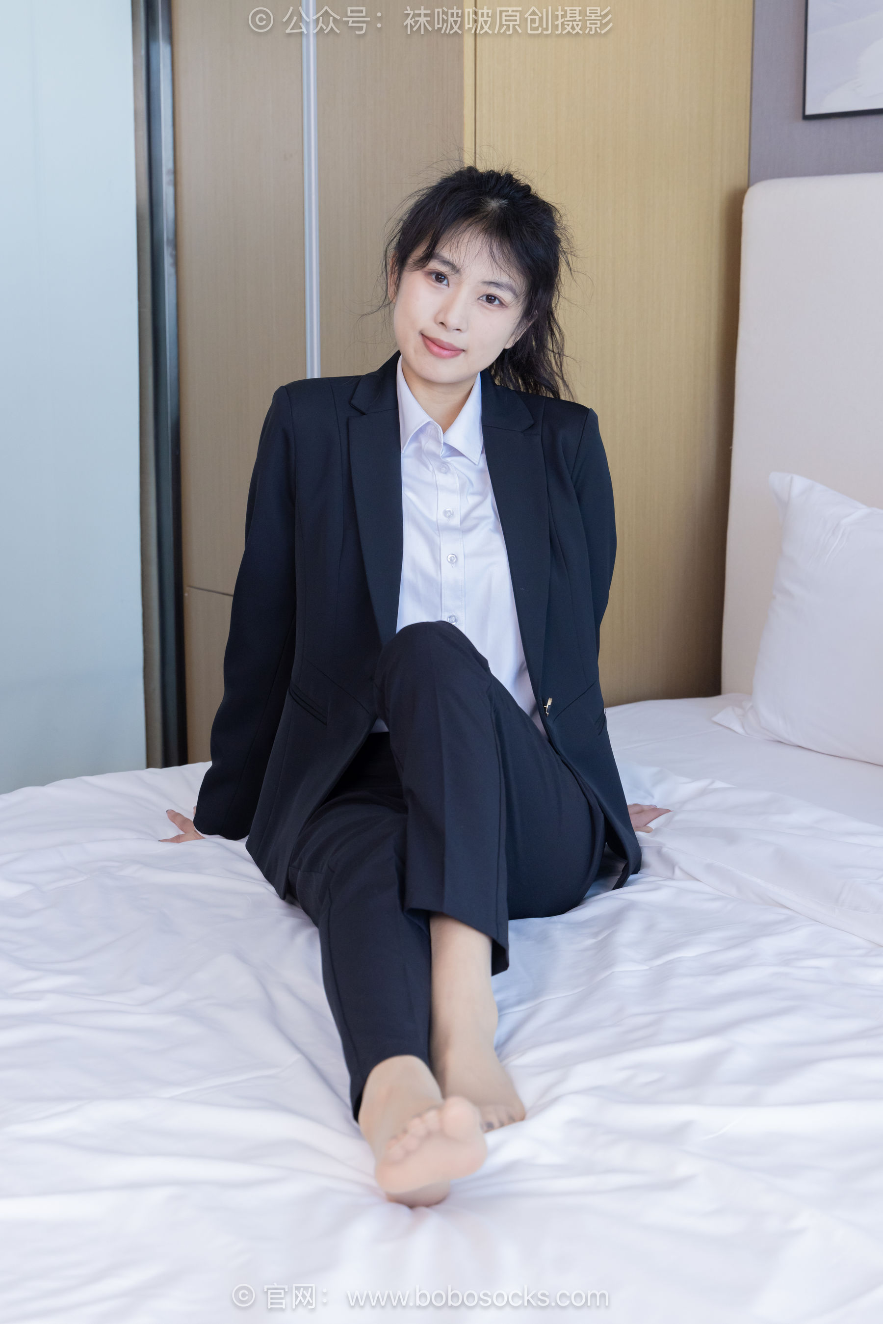 袜啵啵模特奶油白领OL制服裤里丝写真