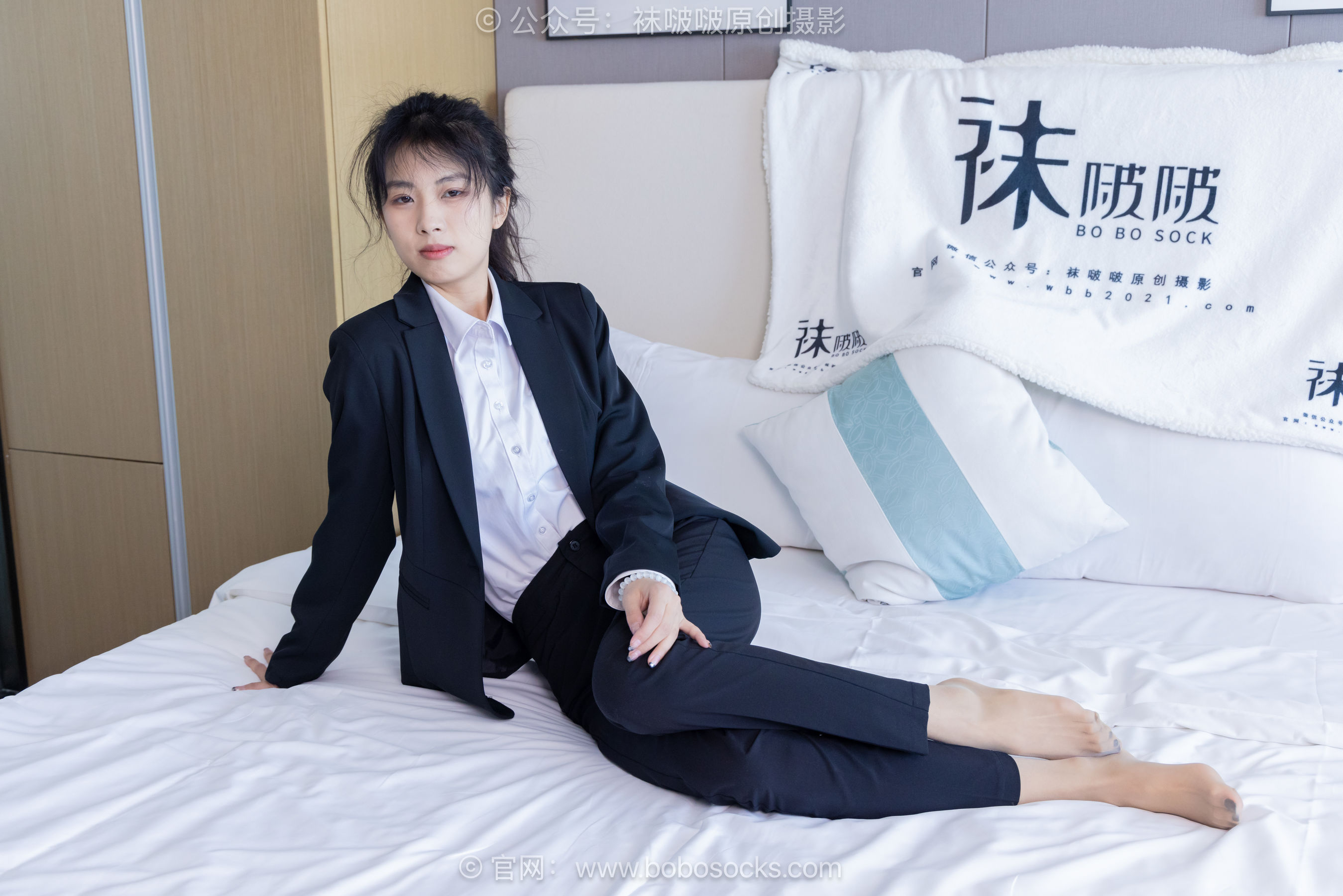 袜啵啵模特奶油白领OL制服裤里丝写真