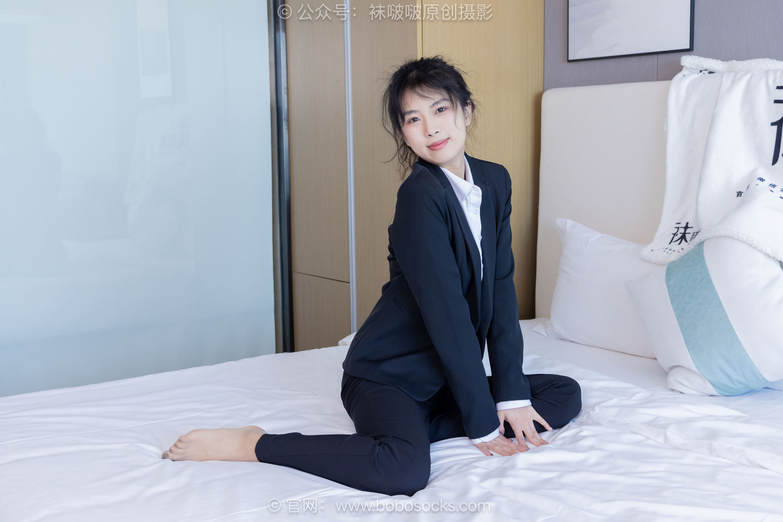 袜啵啵模特奶油白领OL制服裤里丝写真