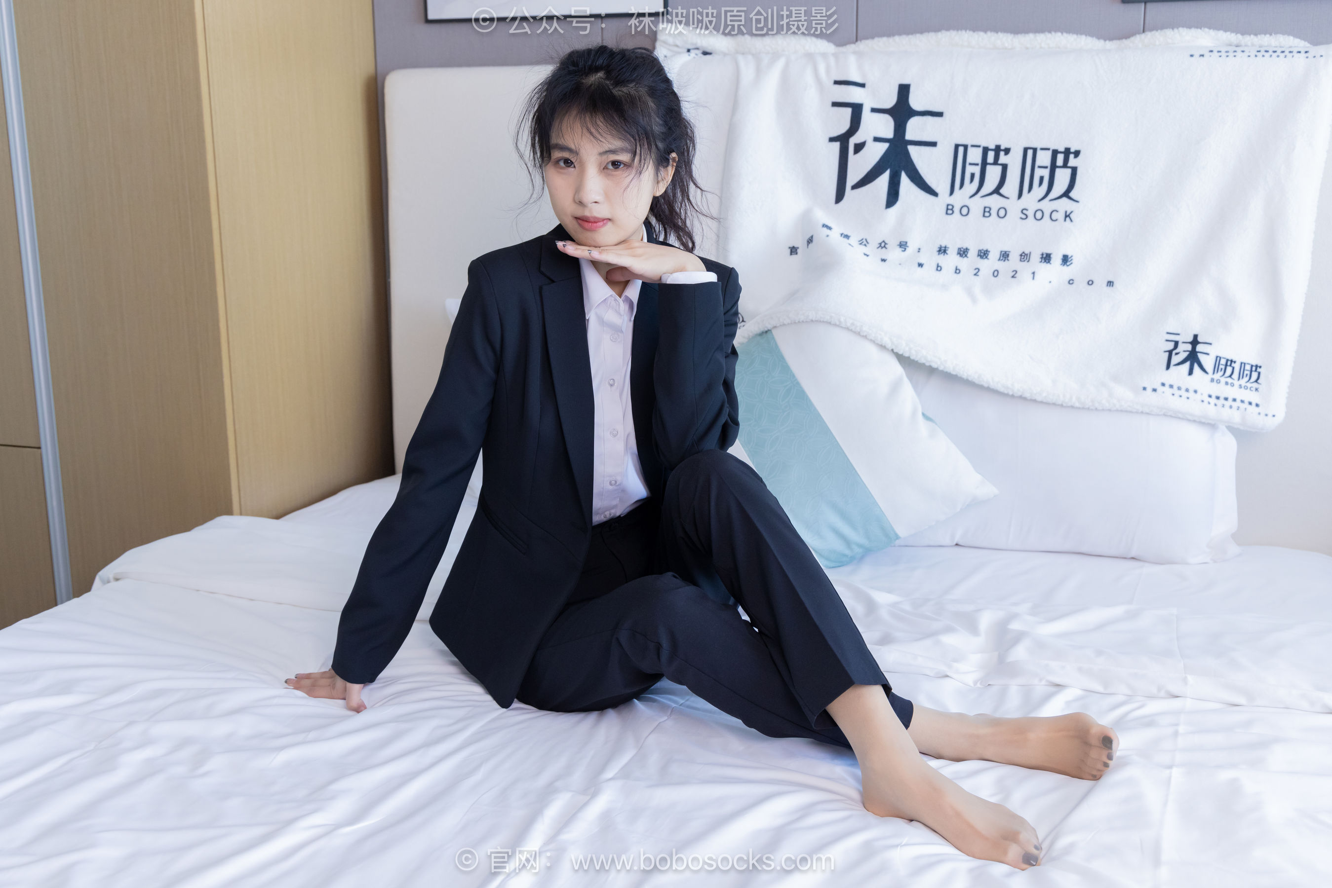 袜啵啵模特奶油白领OL制服裤里丝写真