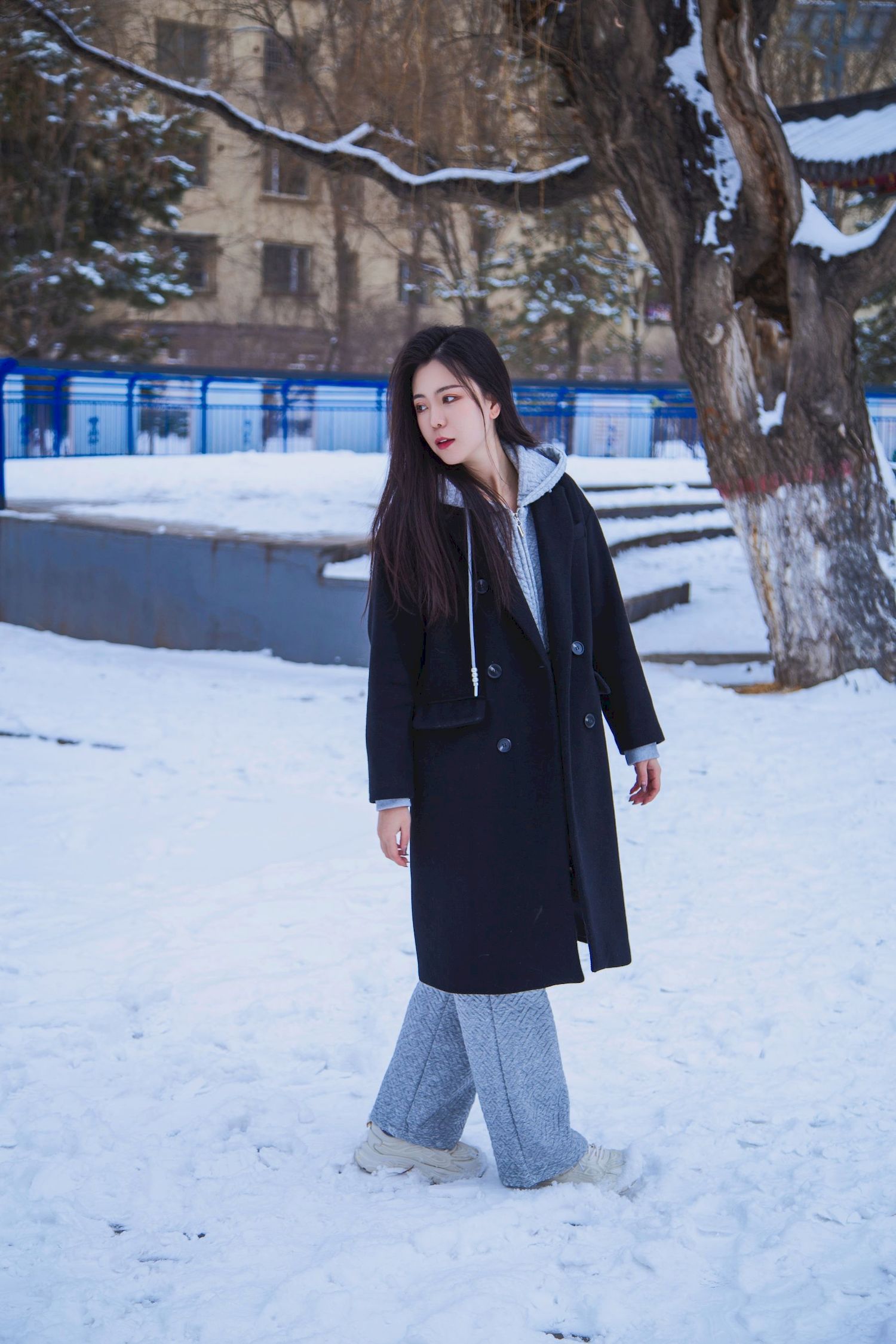 长发美女天寒地冻踏雪无痕雪景主题写真