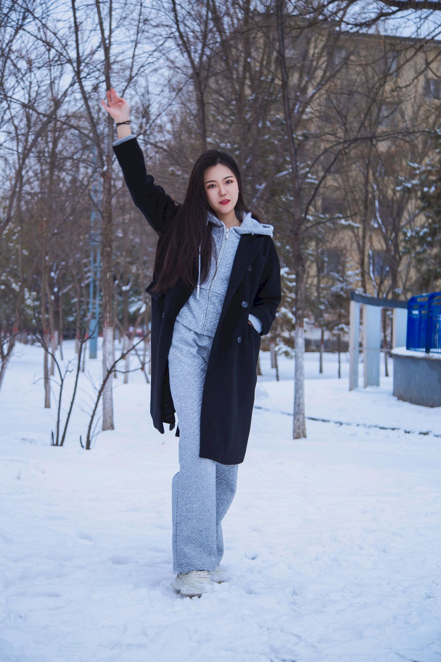 长发美女天寒地冻踏雪无痕雪景主题写真