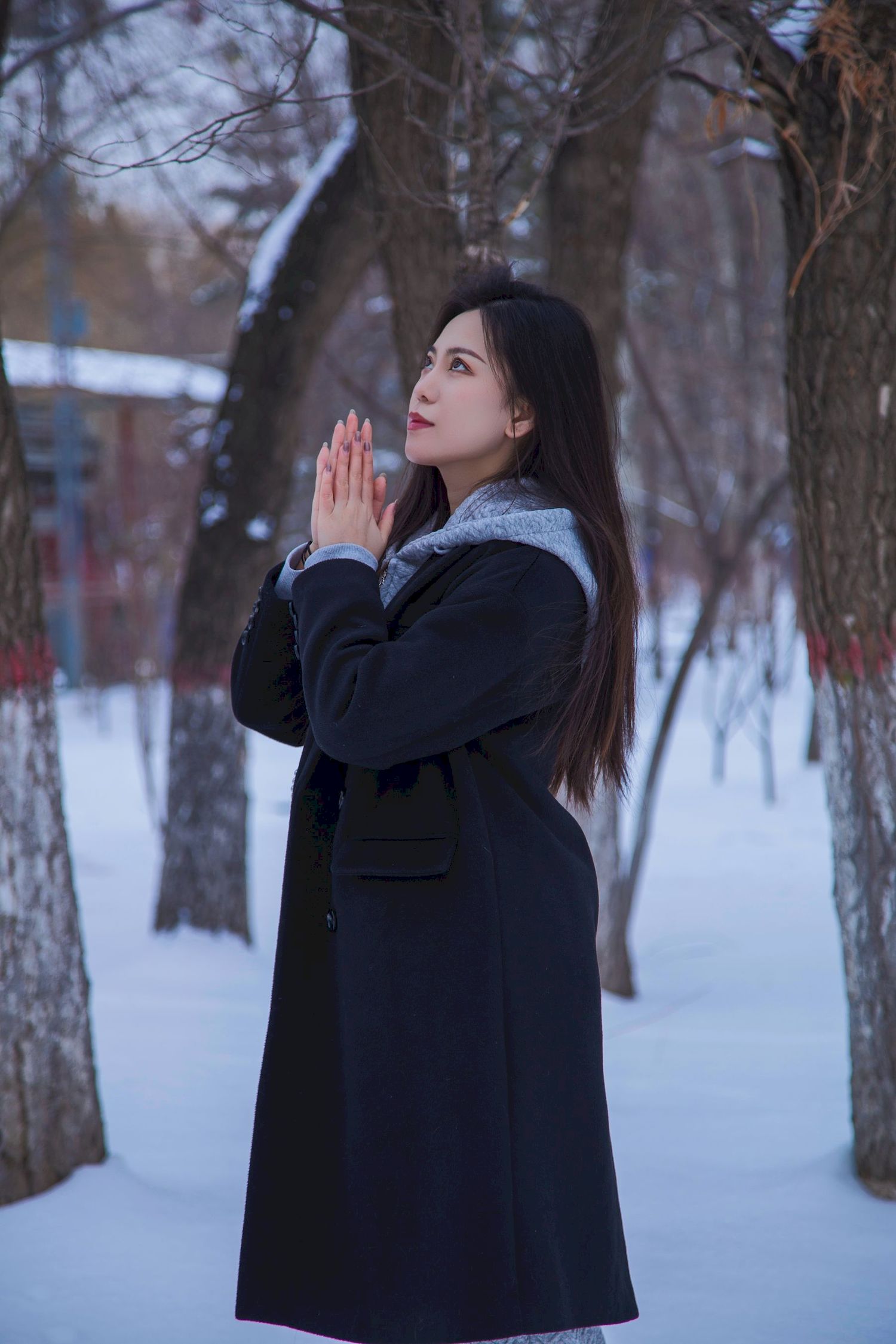 长发美女天寒地冻踏雪无痕雪景主题写真