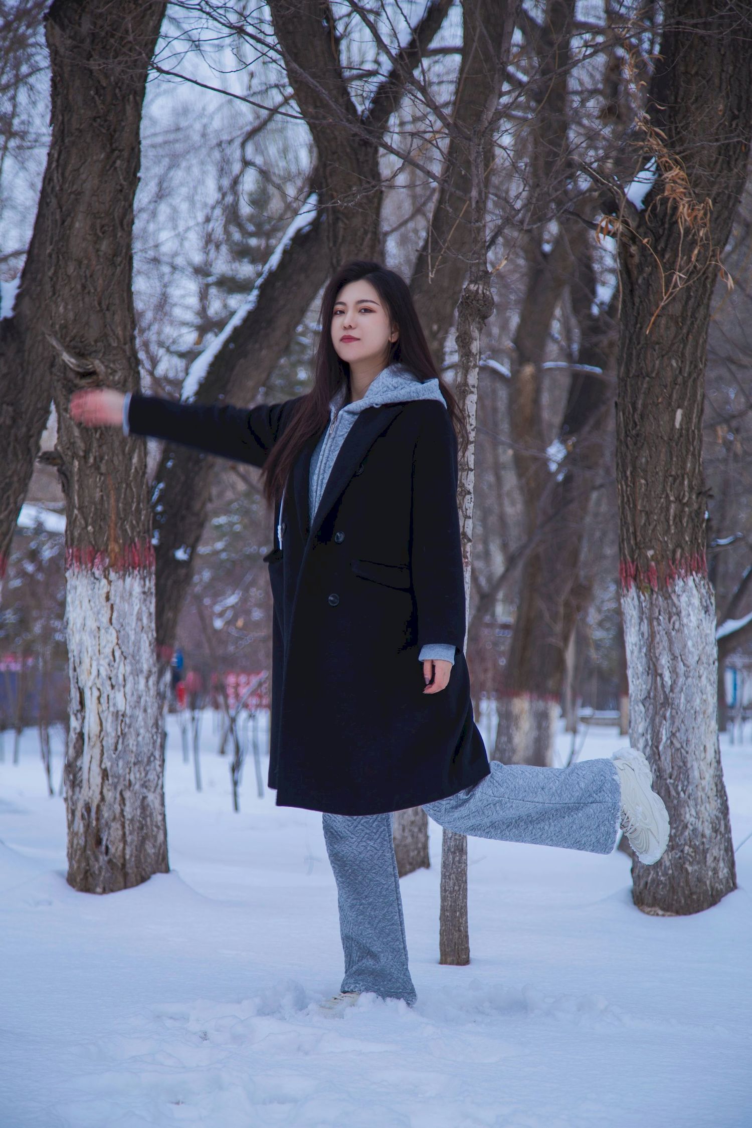 长发美女天寒地冻踏雪无痕雪景主题写真