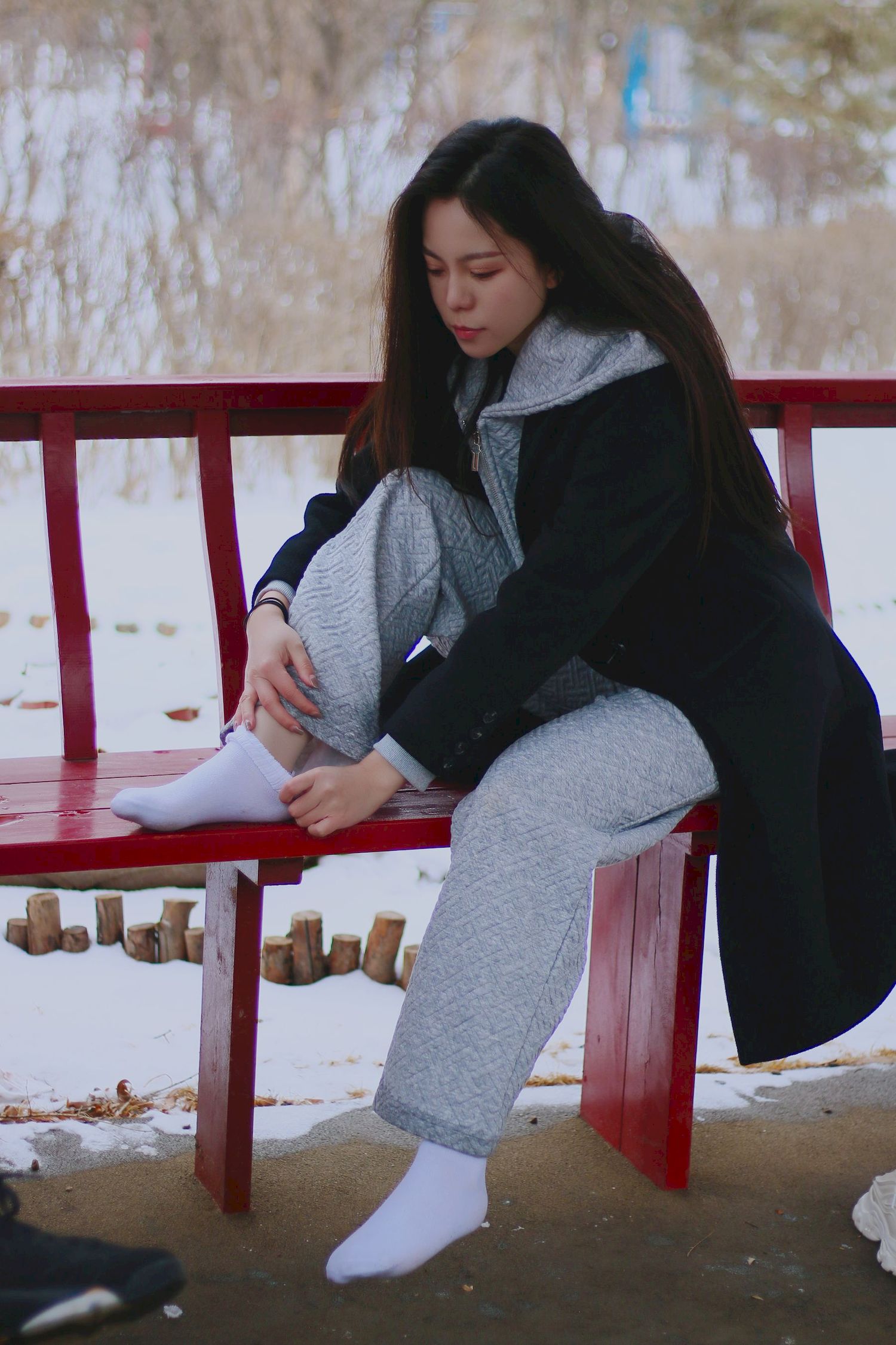 长发美女天寒地冻踏雪无痕雪景主题写真