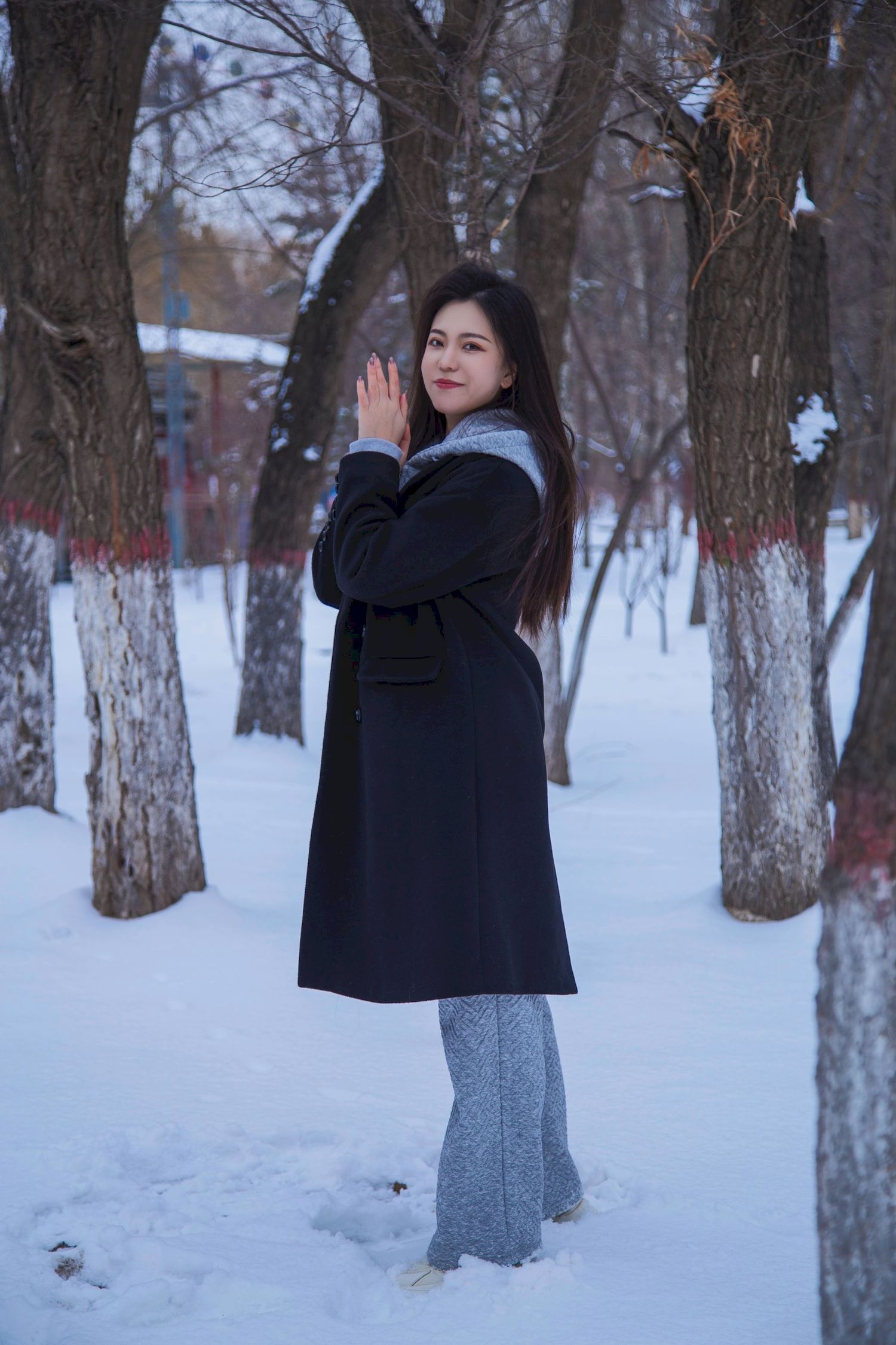 长发美女天寒地冻踏雪无痕雪景主题写真