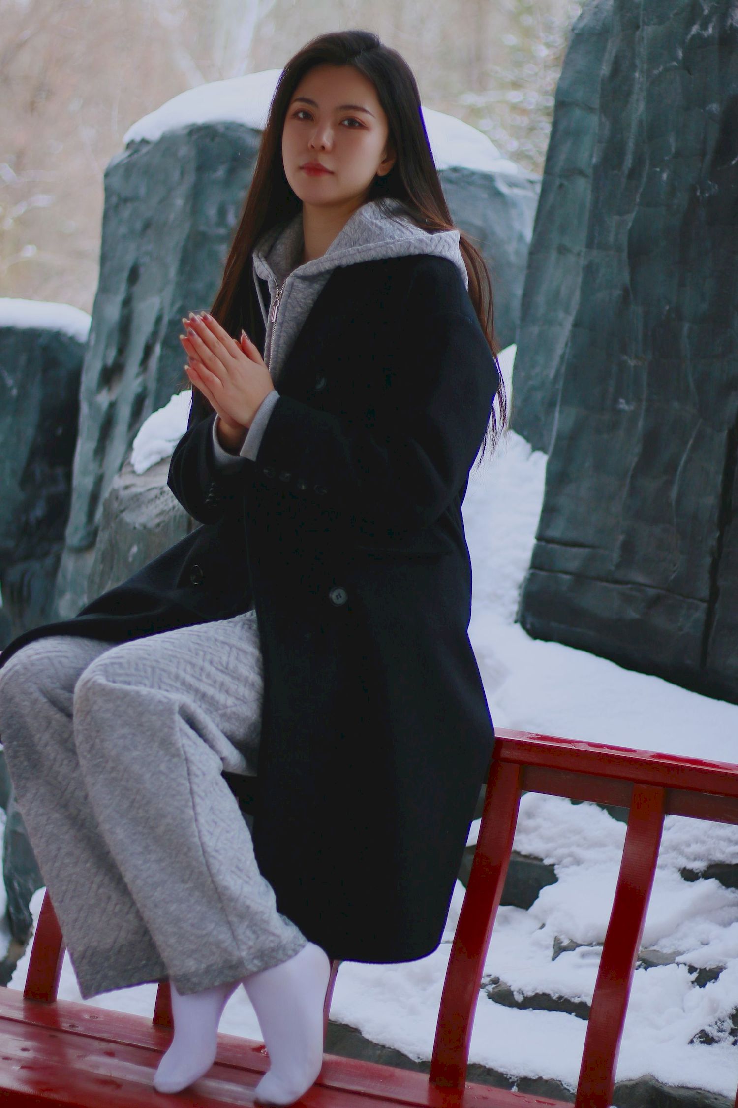 长发美女天寒地冻踏雪无痕雪景主题写真