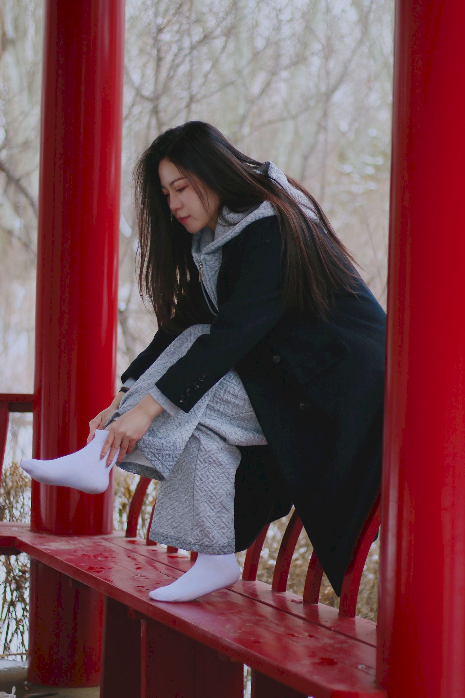 长发美女天寒地冻踏雪无痕雪景主题写真