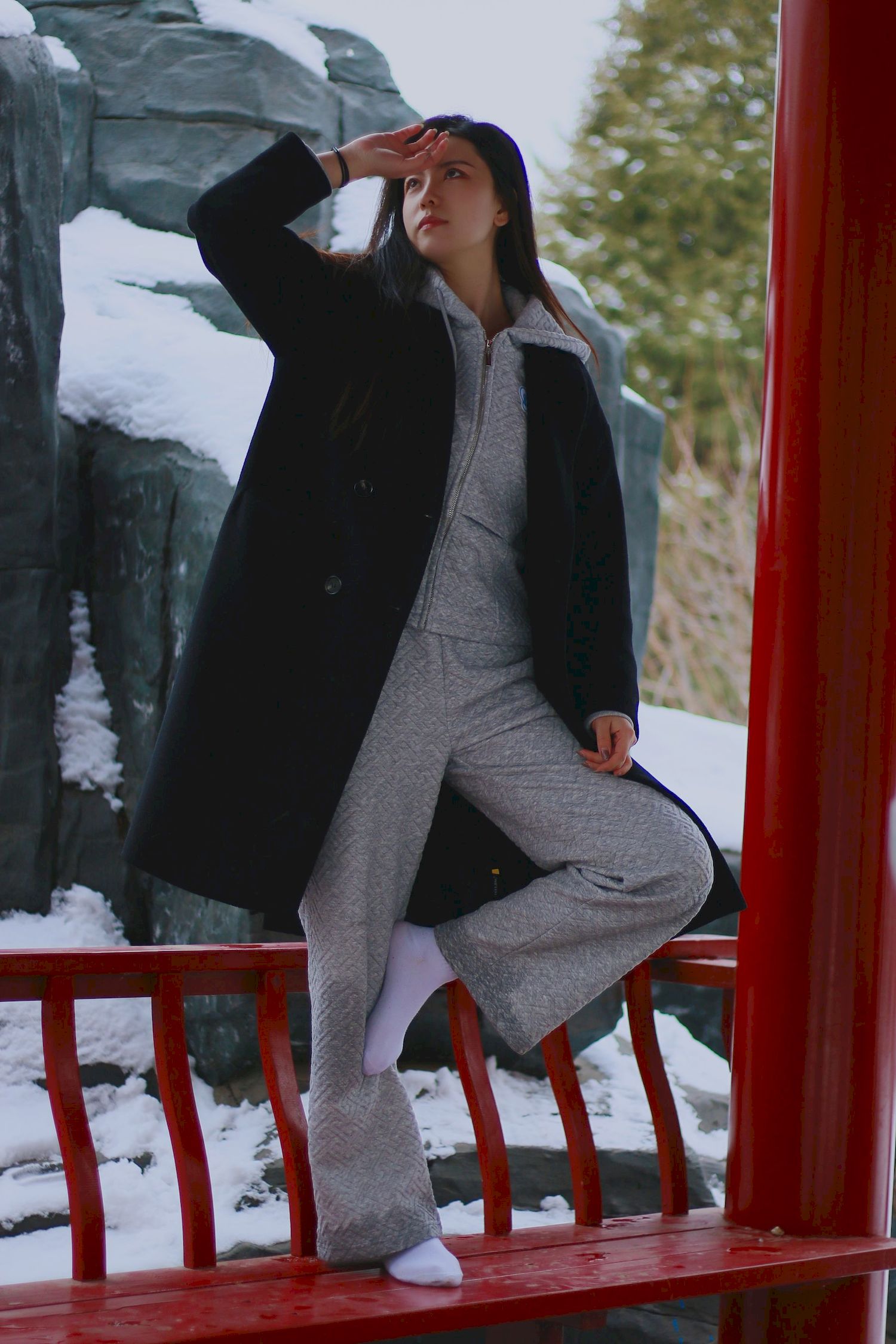 长发美女天寒地冻踏雪无痕雪景主题写真