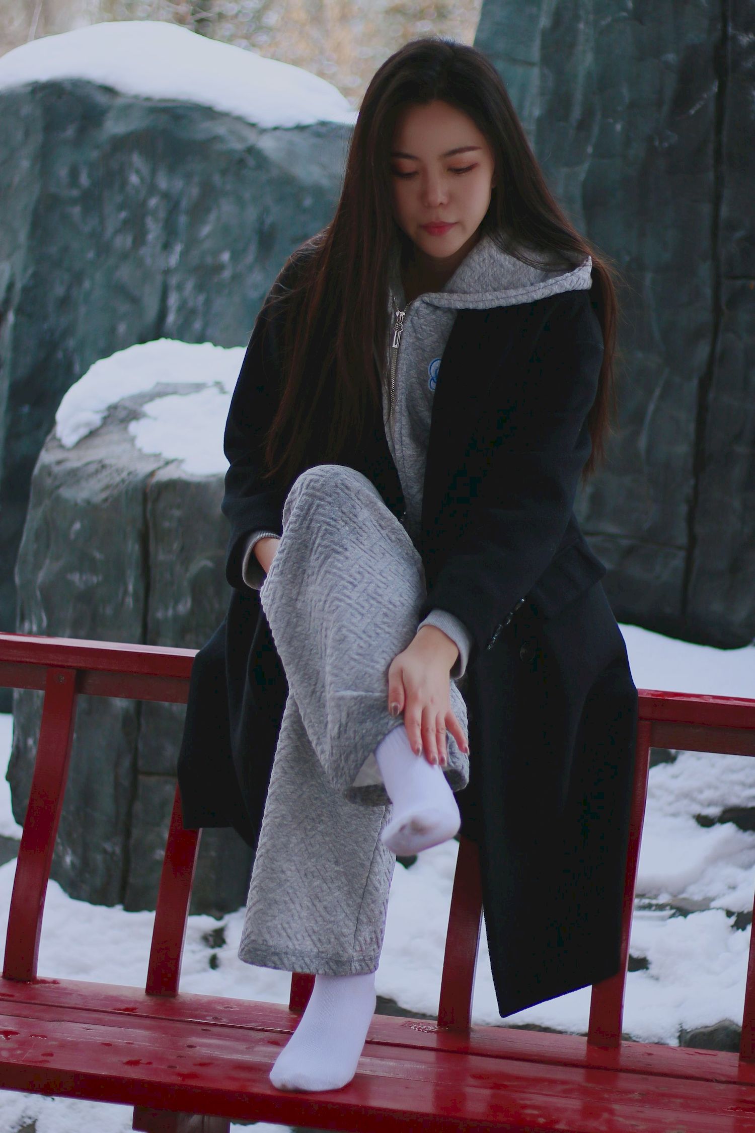 长发美女天寒地冻踏雪无痕雪景主题写真