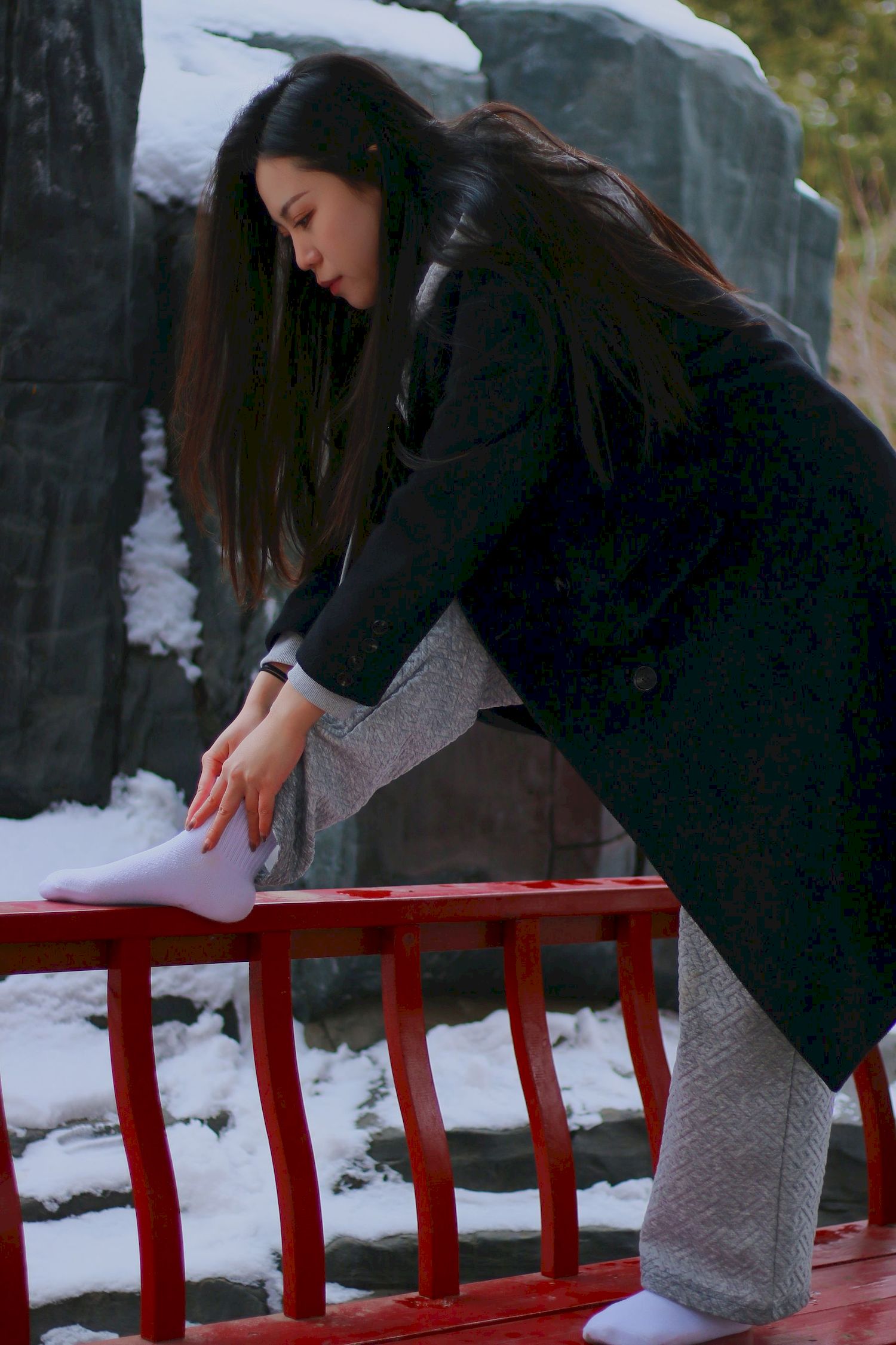 长发美女天寒地冻踏雪无痕雪景主题写真