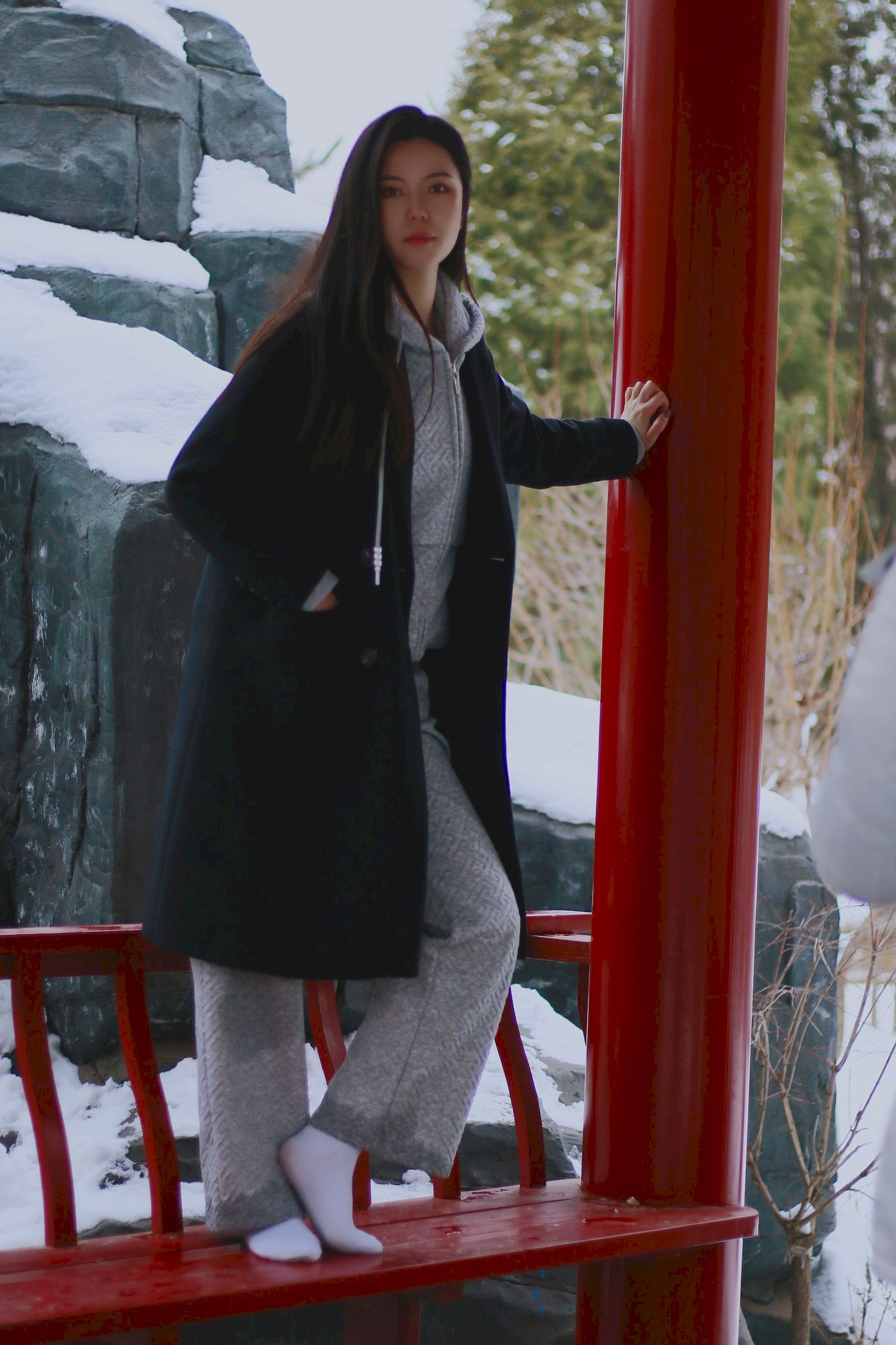 长发美女天寒地冻踏雪无痕雪景主题写真