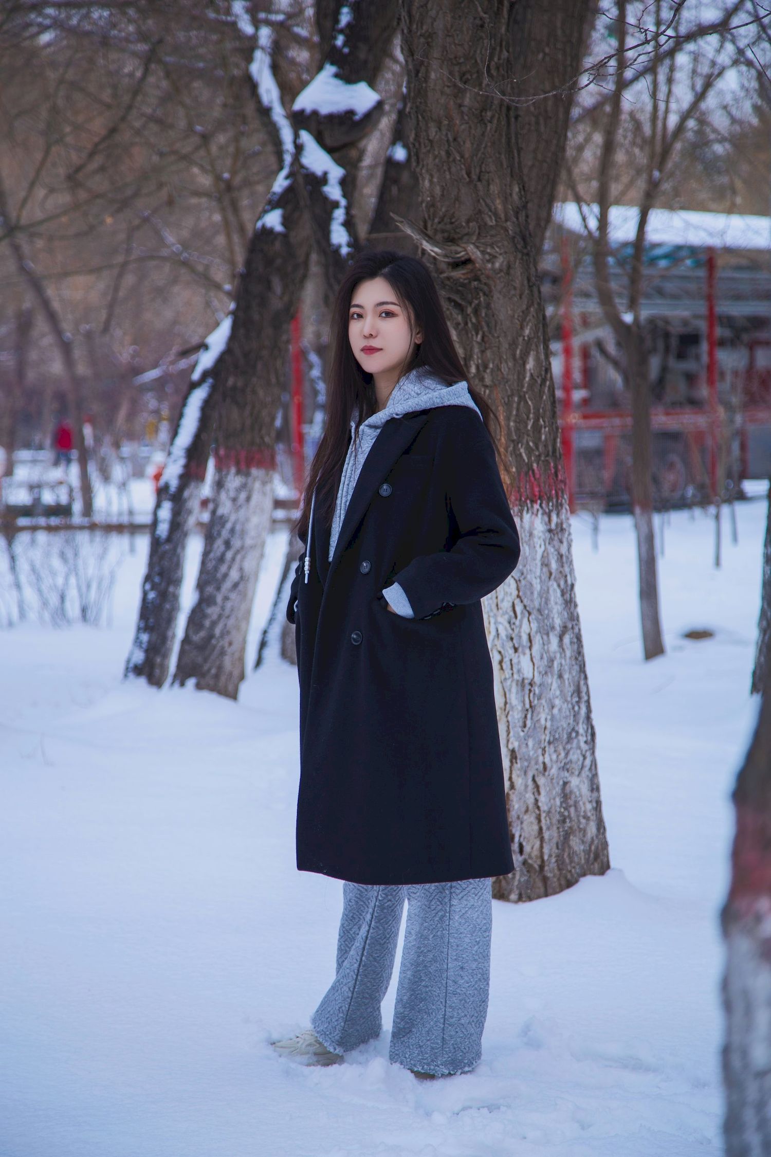 长发美女天寒地冻踏雪无痕雪景主题写真