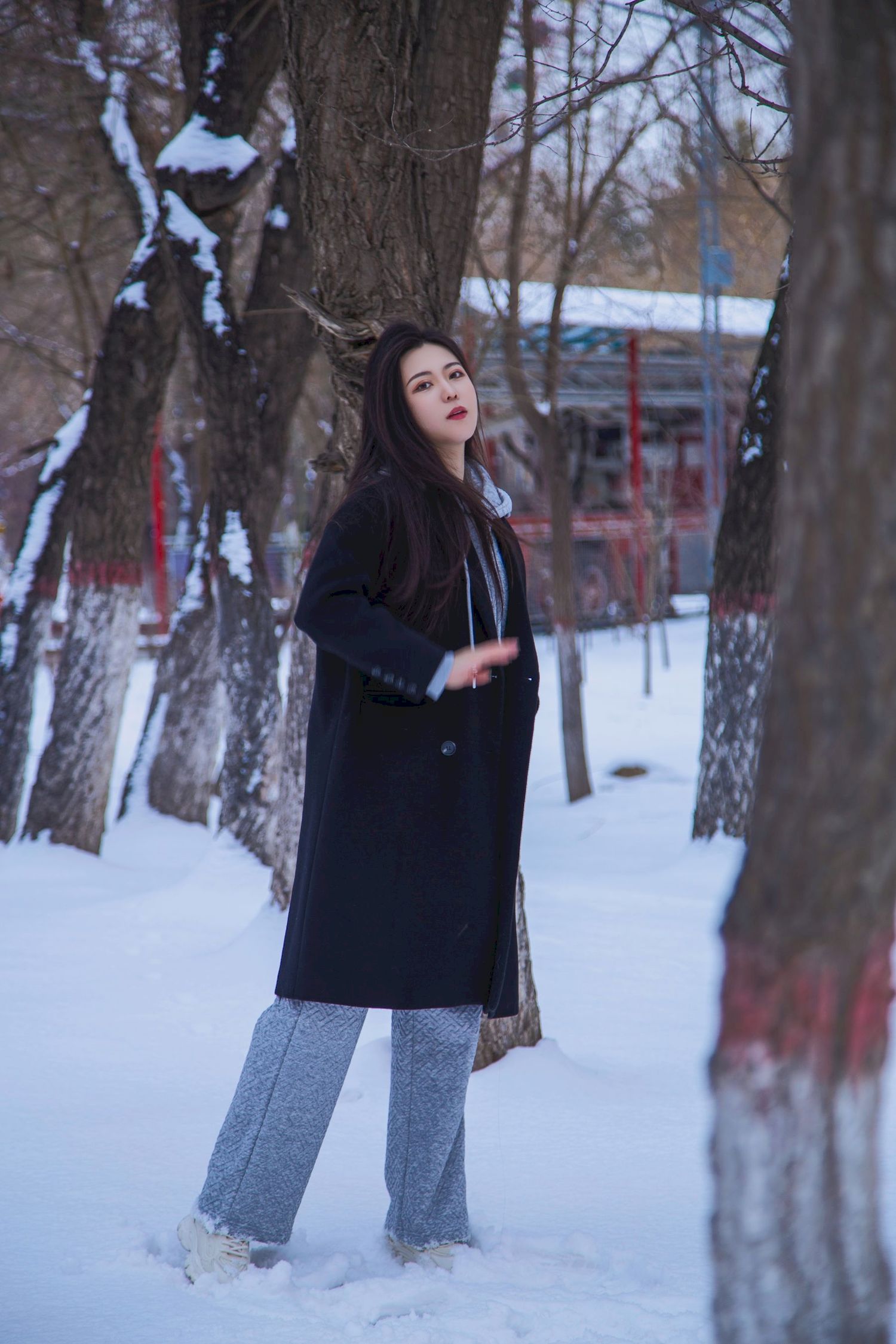 长发美女天寒地冻踏雪无痕雪景主题写真