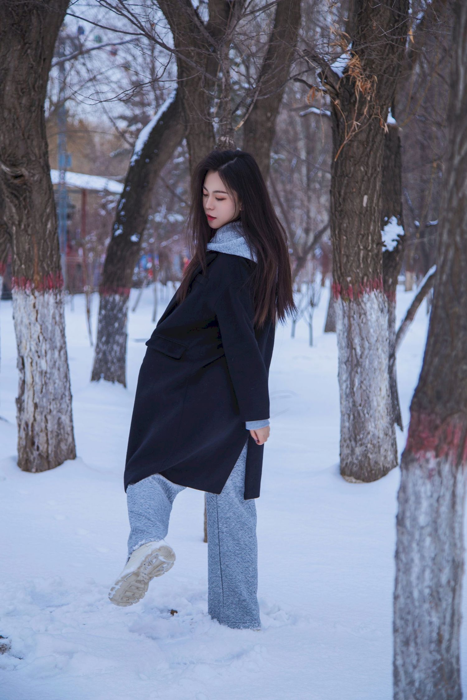 长发美女天寒地冻踏雪无痕雪景主题写真