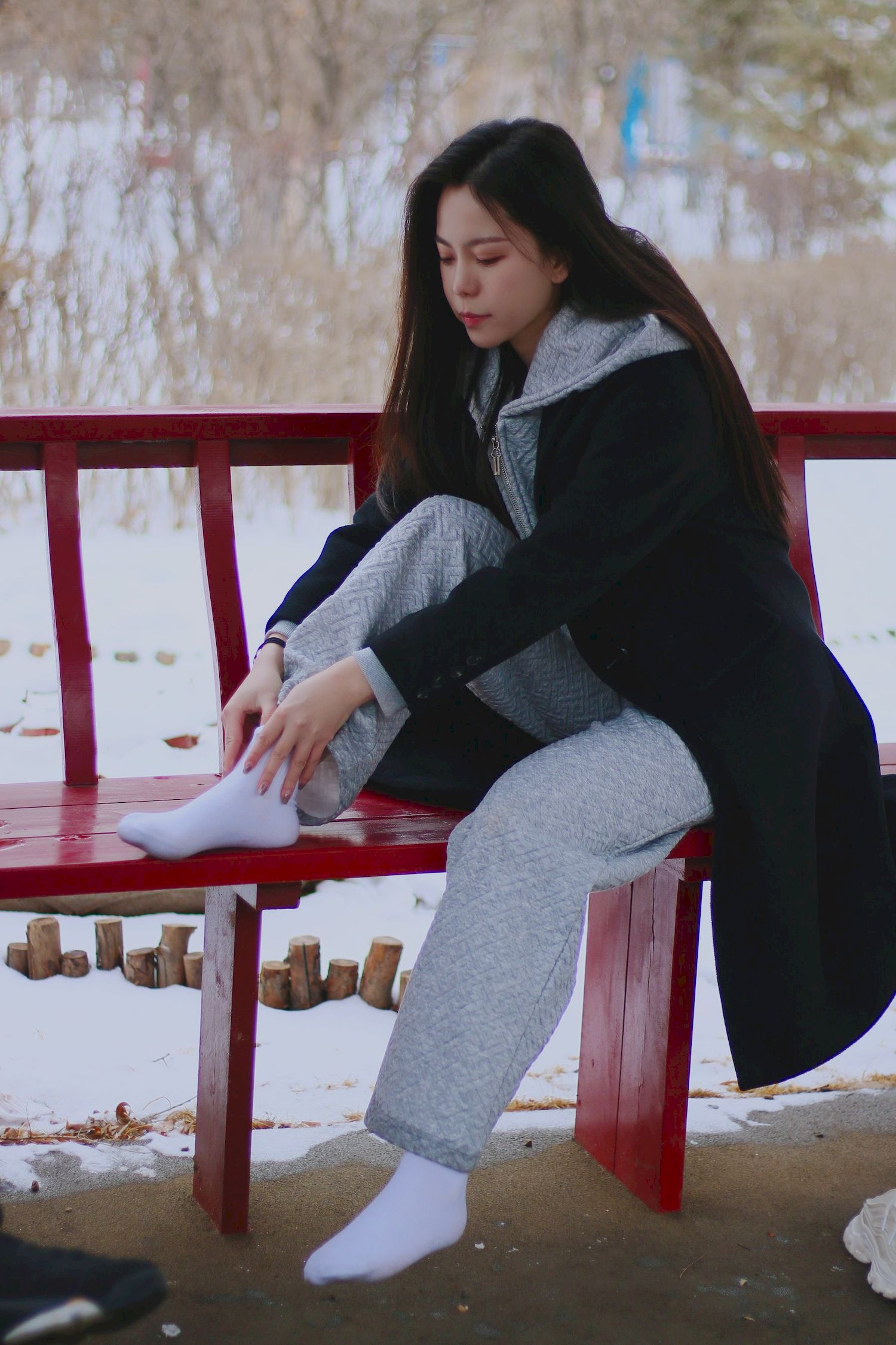 长发美女天寒地冻踏雪无痕雪景主题写真