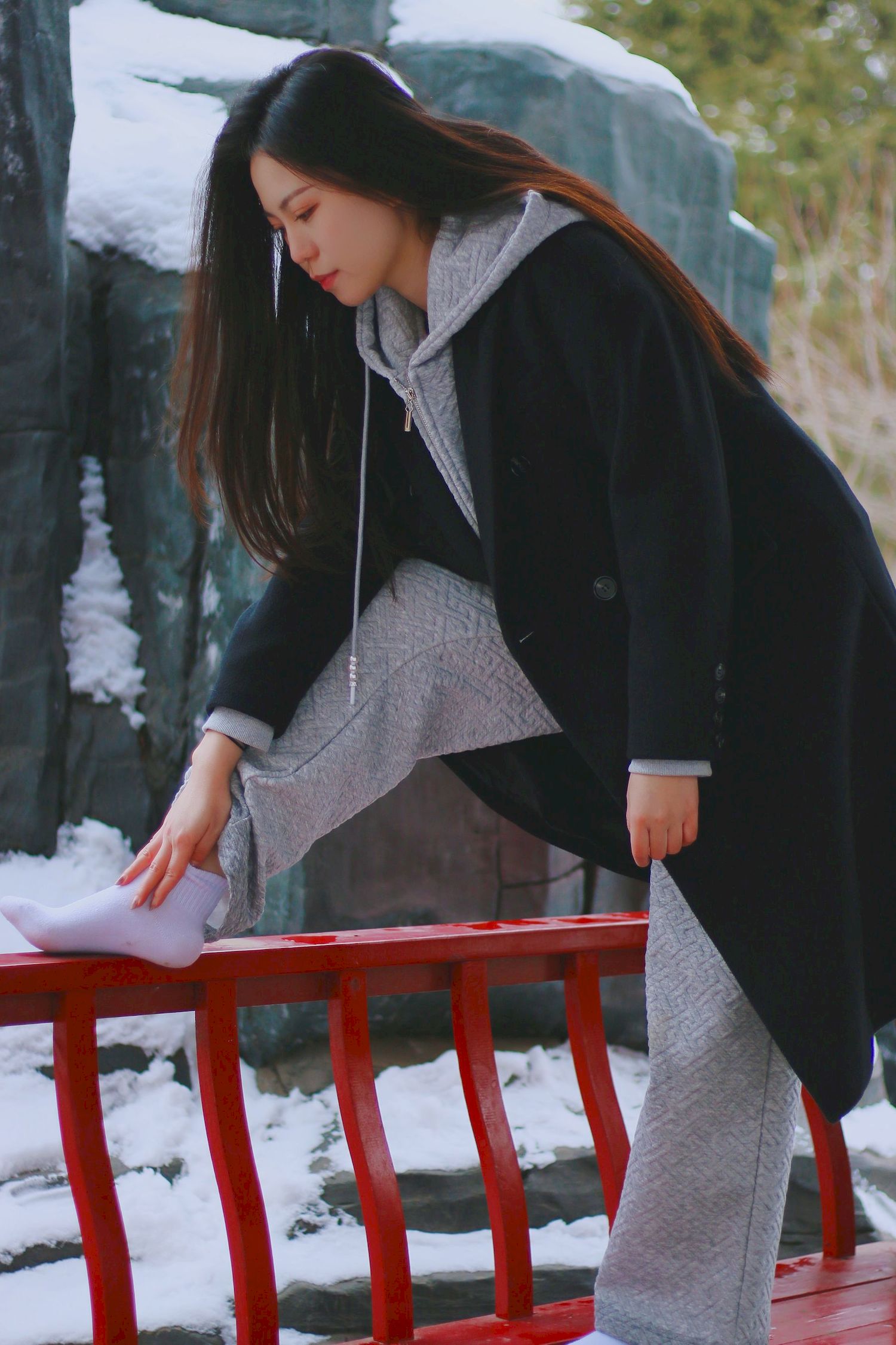 长发美女天寒地冻踏雪无痕雪景主题写真