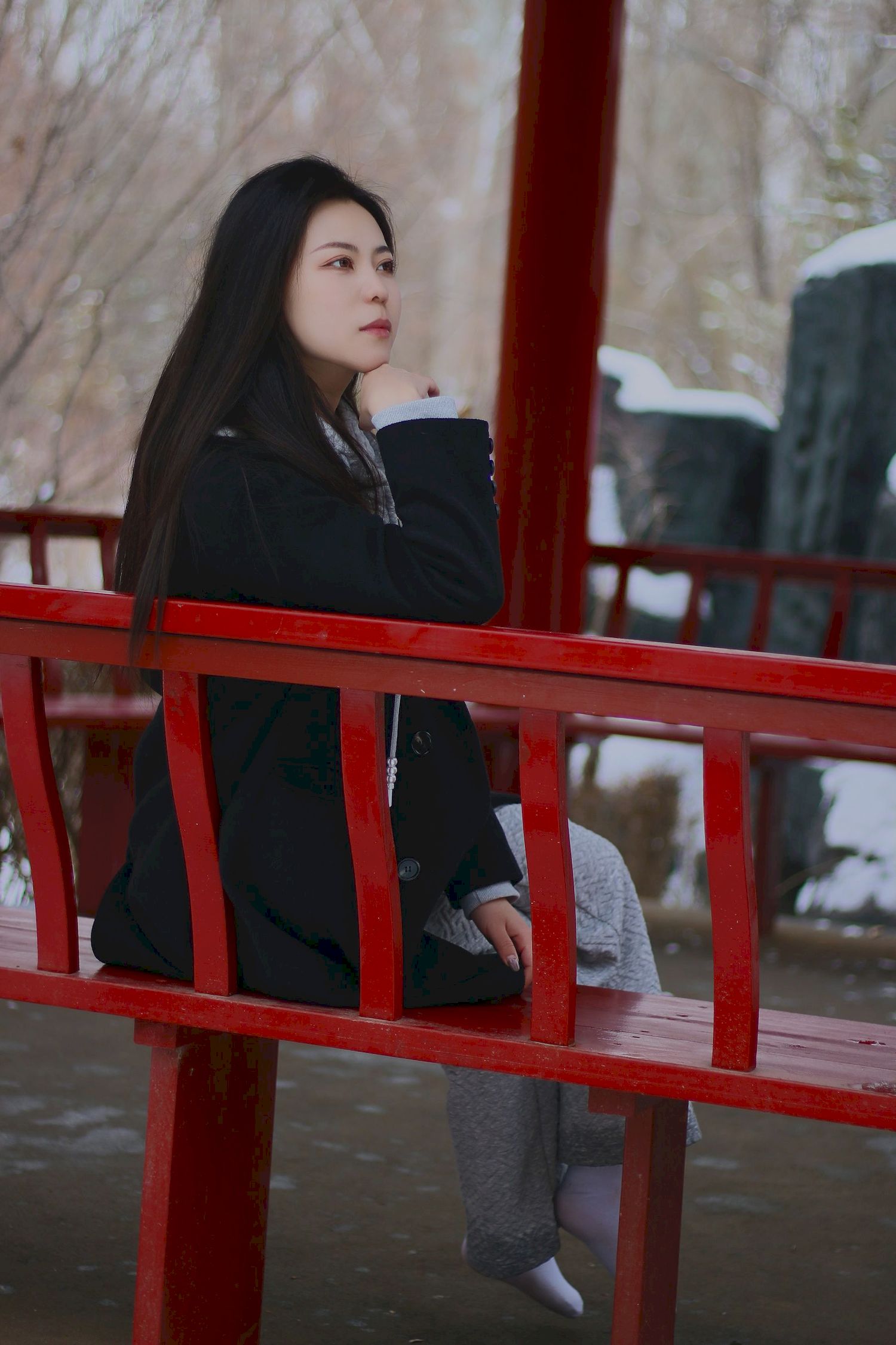 长发美女天寒地冻踏雪无痕雪景主题写真