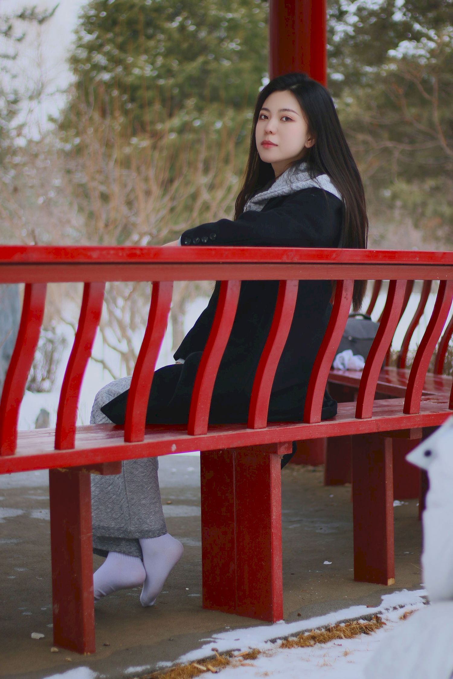 长发美女天寒地冻踏雪无痕雪景主题写真