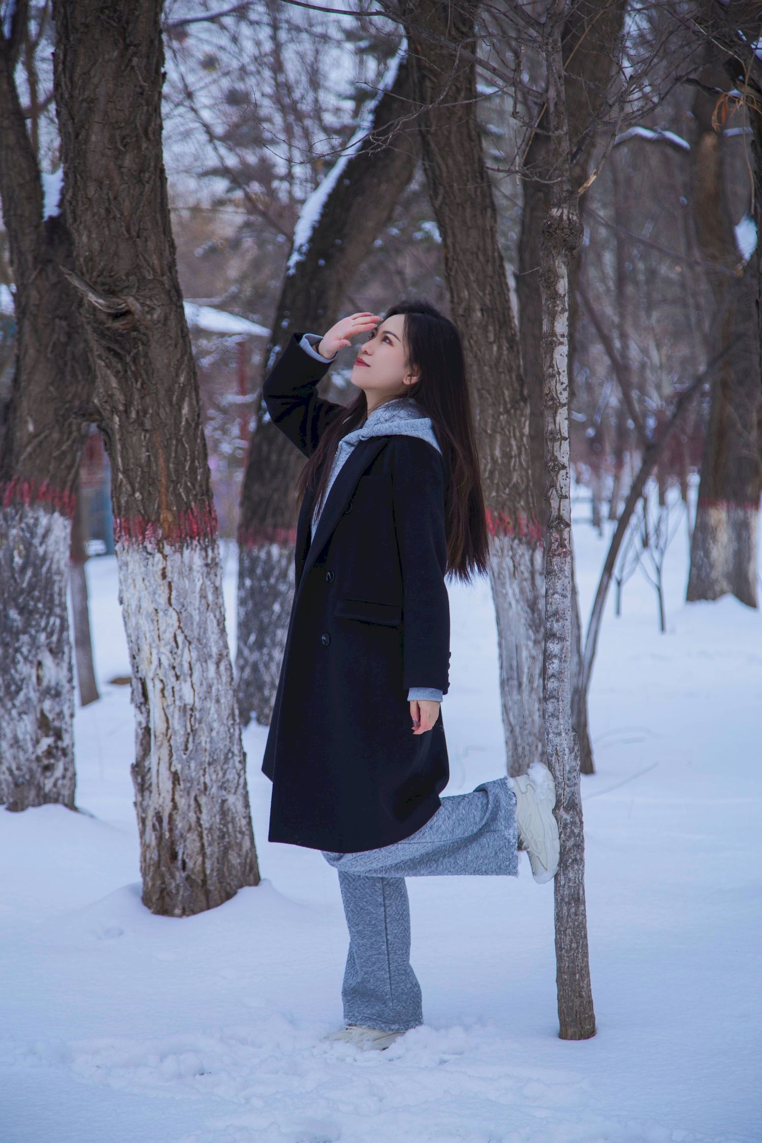 长发美女天寒地冻踏雪无痕雪景主题写真