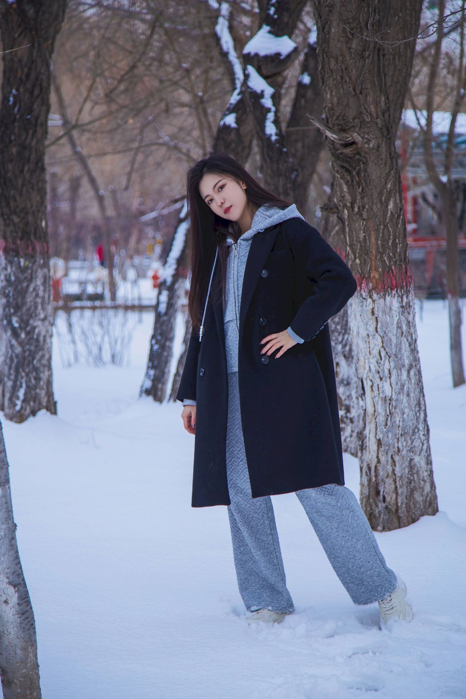 长发美女天寒地冻踏雪无痕雪景主题写真