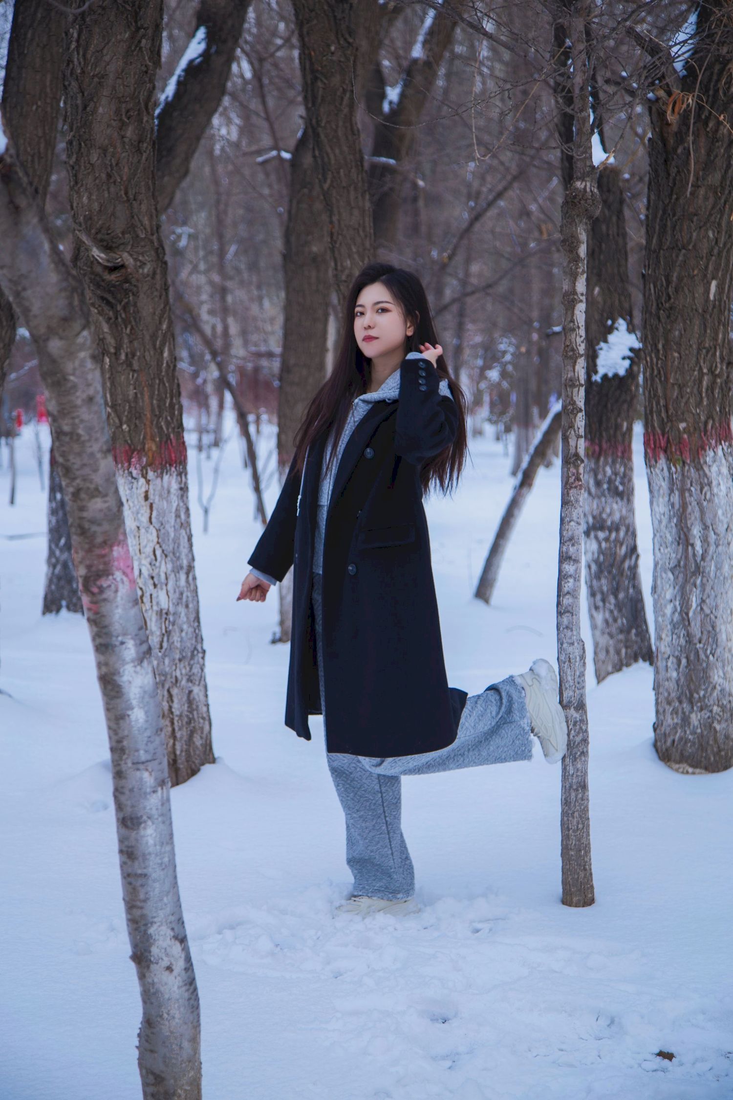 长发美女天寒地冻踏雪无痕雪景主题写真