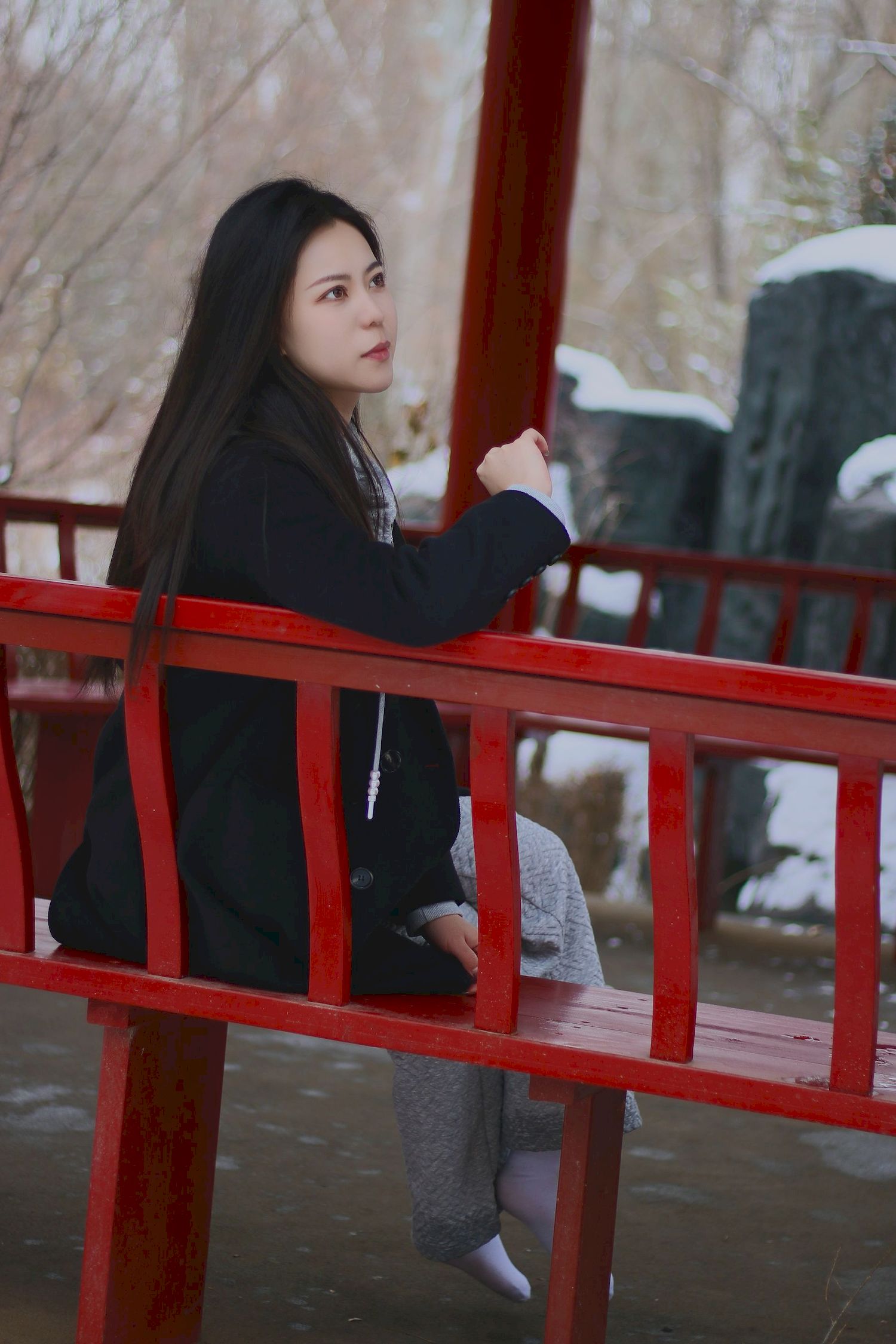长发美女天寒地冻踏雪无痕雪景主题写真