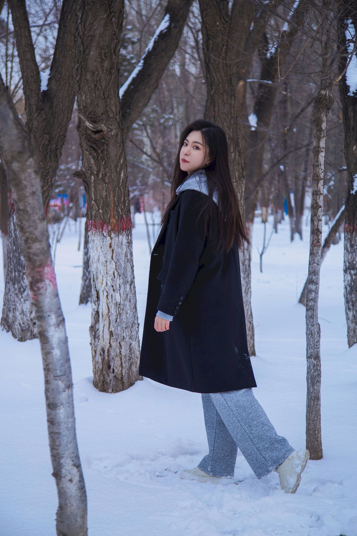 长发美女天寒地冻踏雪无痕雪景主题写真