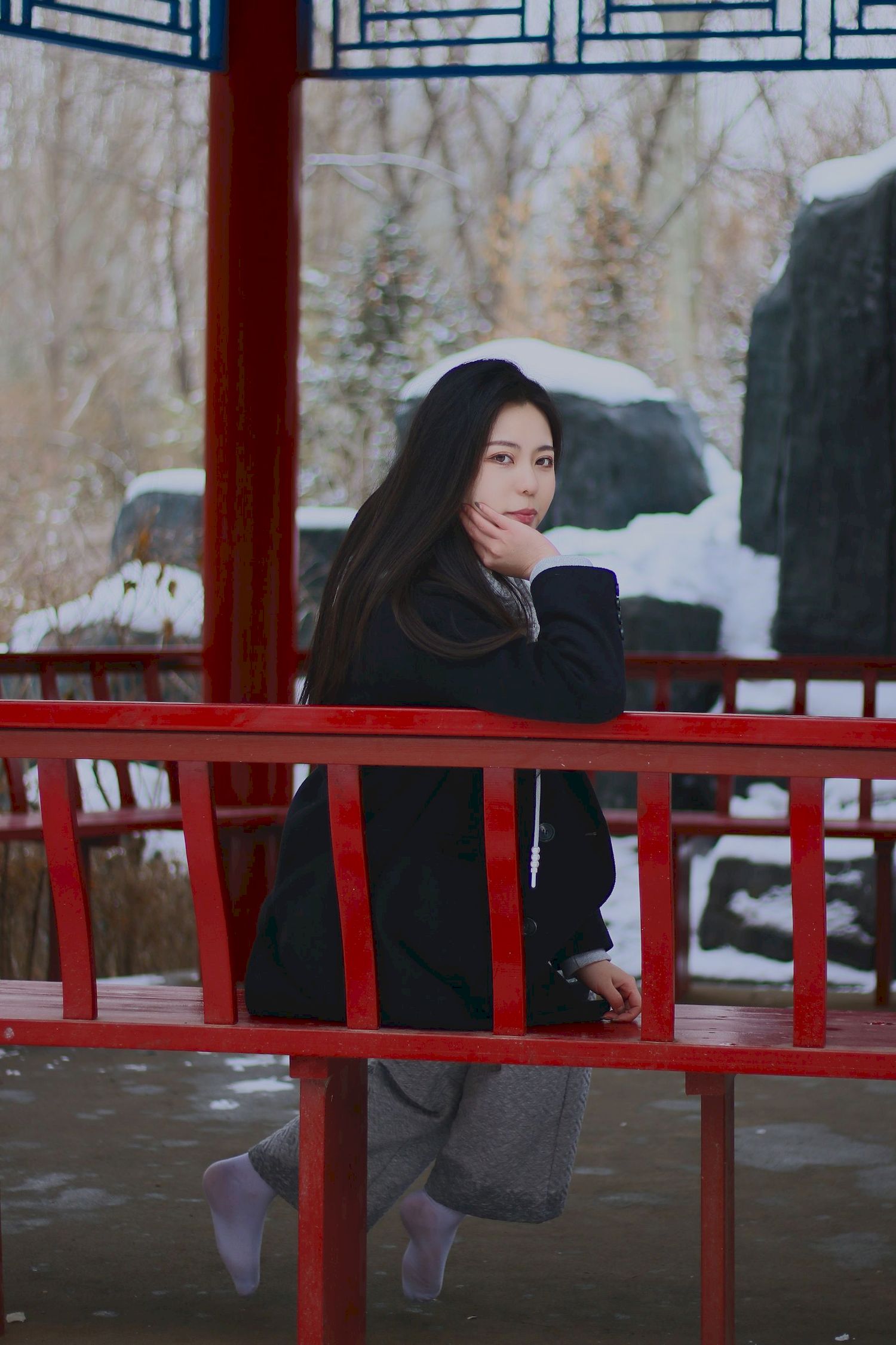 长发美女天寒地冻踏雪无痕雪景主题写真