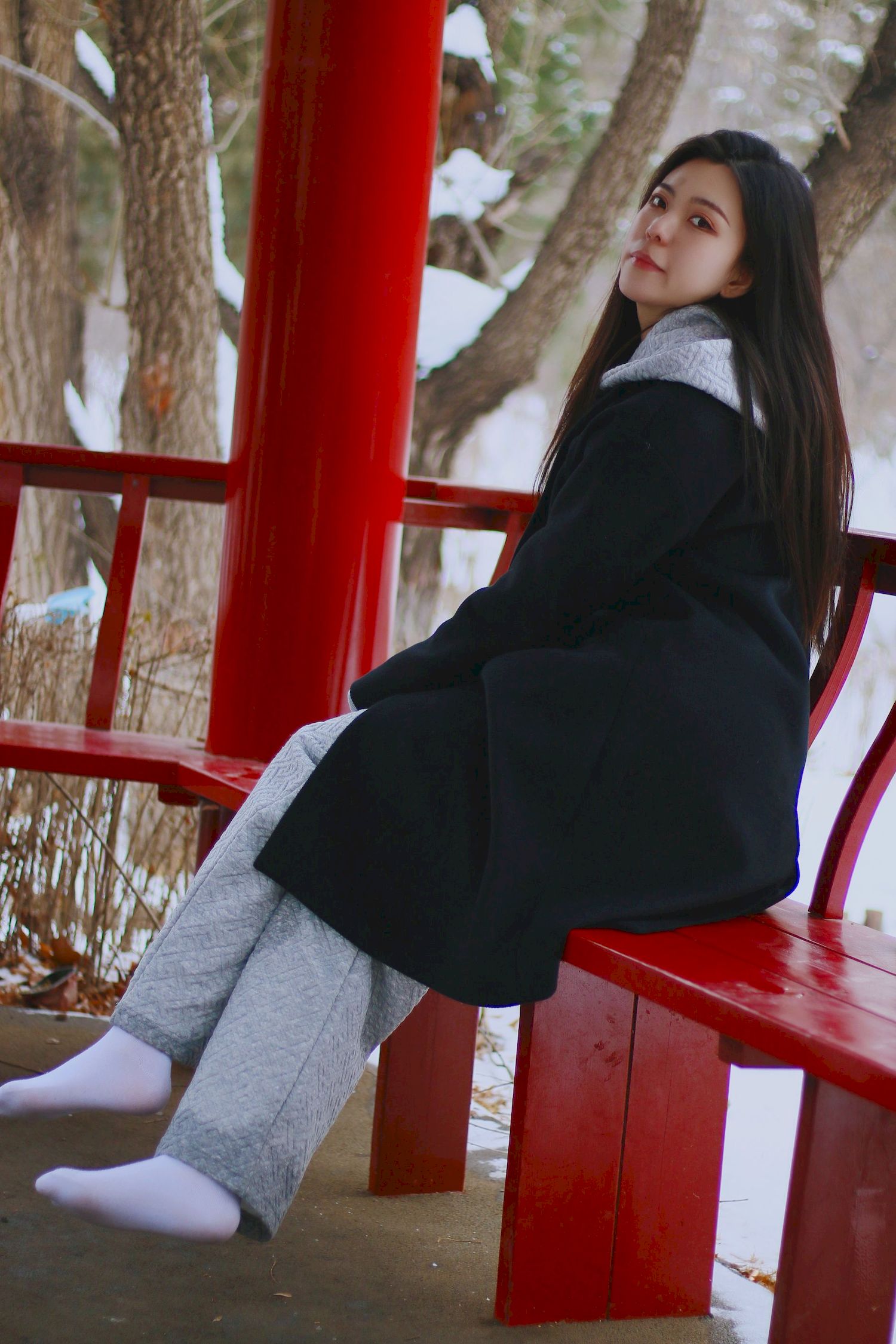 长发美女天寒地冻踏雪无痕雪景主题写真