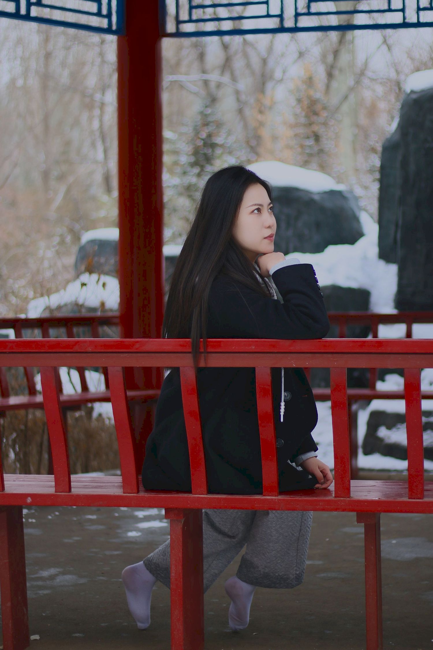 长发美女天寒地冻踏雪无痕雪景主题写真