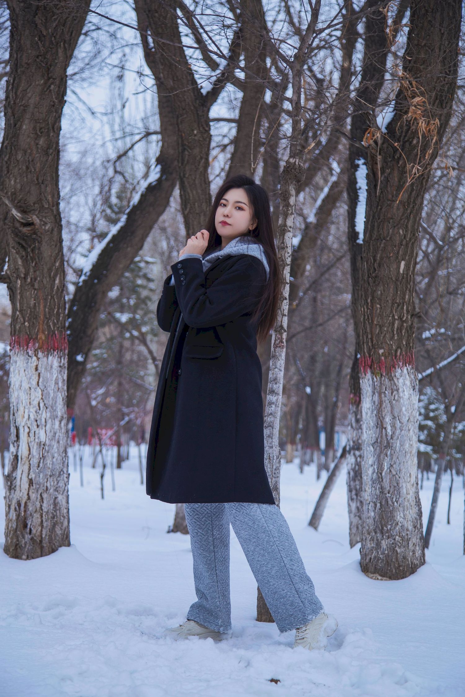 长发美女天寒地冻踏雪无痕雪景主题写真