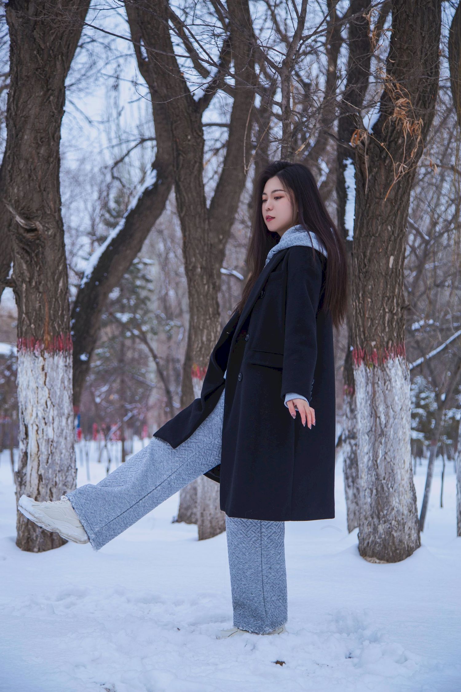 长发美女天寒地冻踏雪无痕雪景主题写真