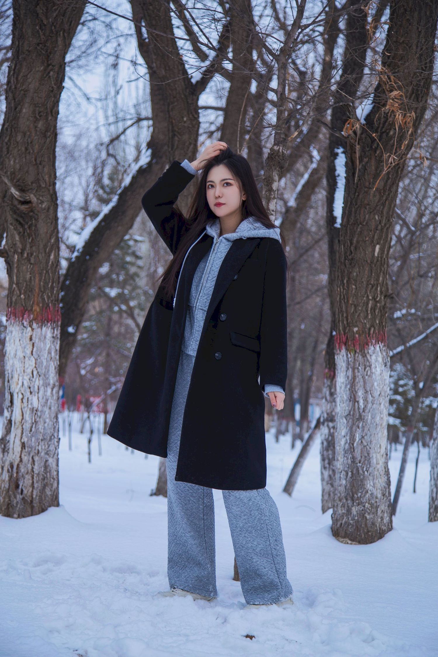 长发美女天寒地冻踏雪无痕雪景主题写真