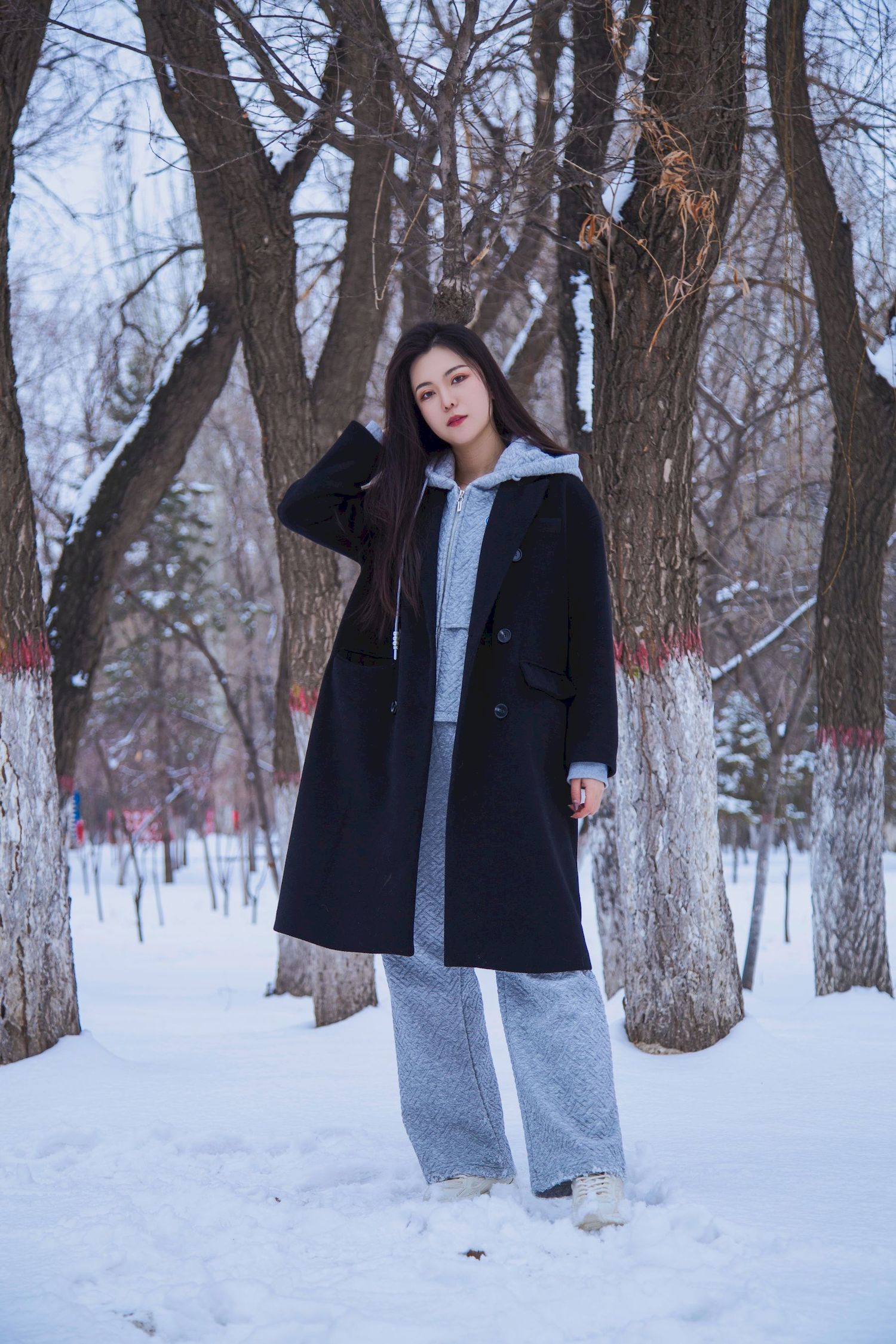 长发美女天寒地冻踏雪无痕雪景主题写真