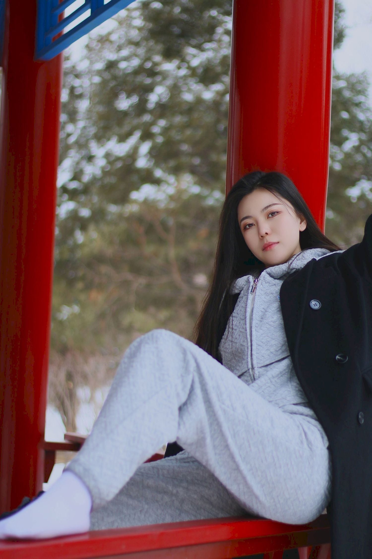 长发美女天寒地冻踏雪无痕雪景主题写真