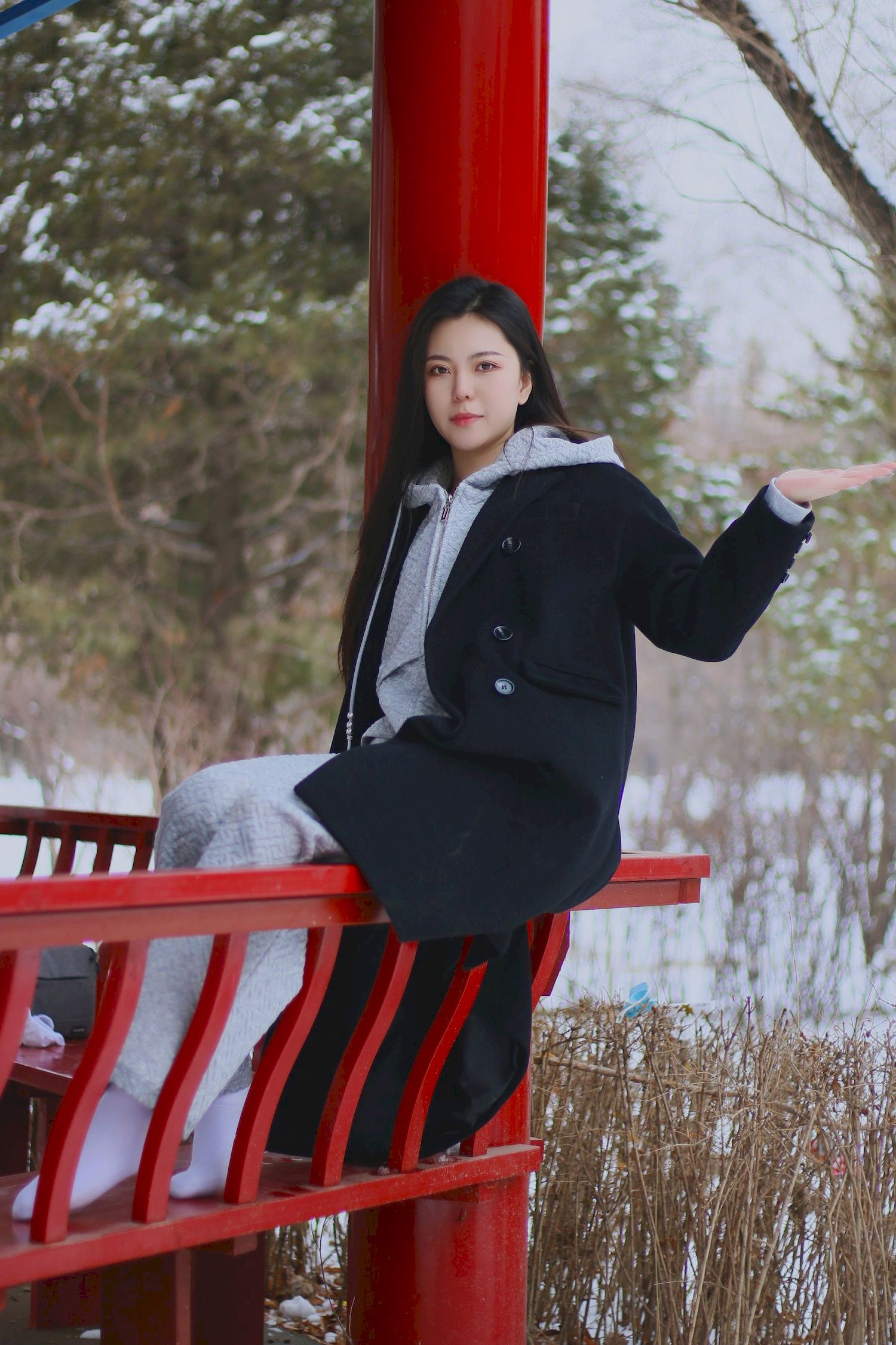 长发美女天寒地冻踏雪无痕雪景主题写真