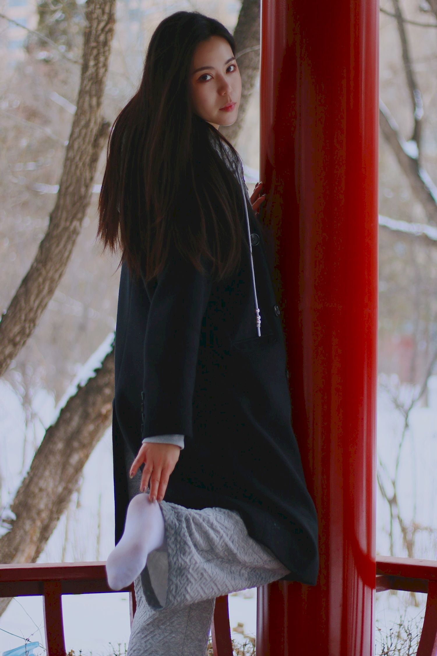 长发美女天寒地冻踏雪无痕雪景主题写真