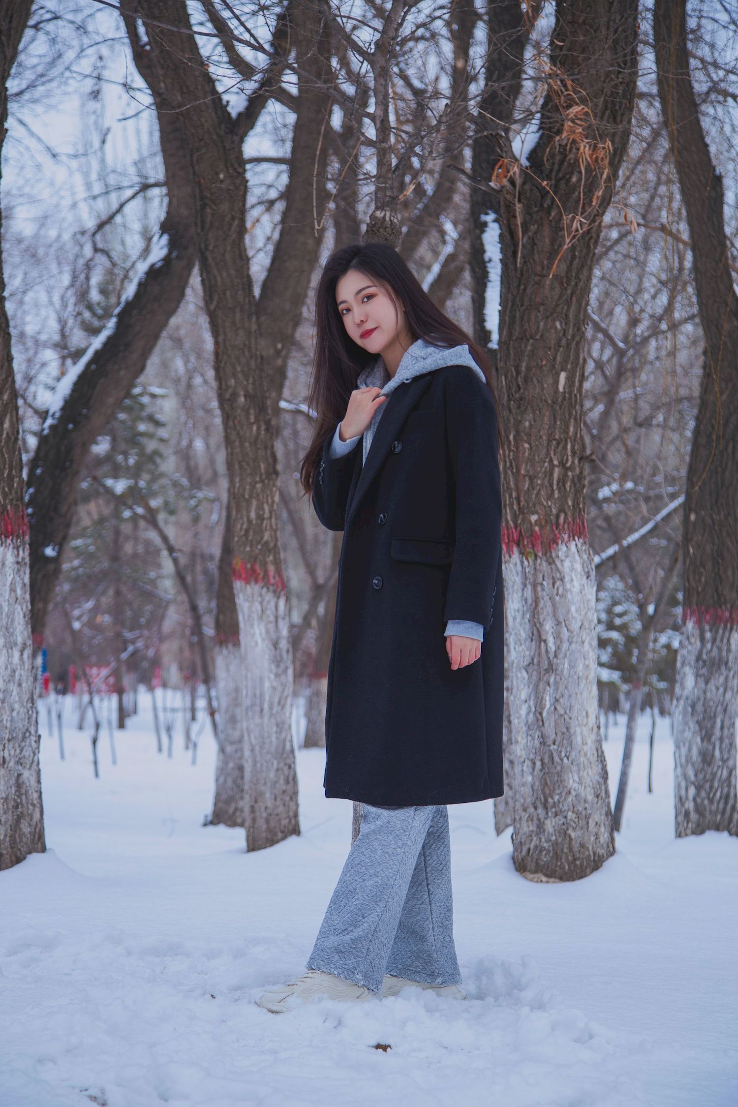 长发美女天寒地冻踏雪无痕雪景主题写真