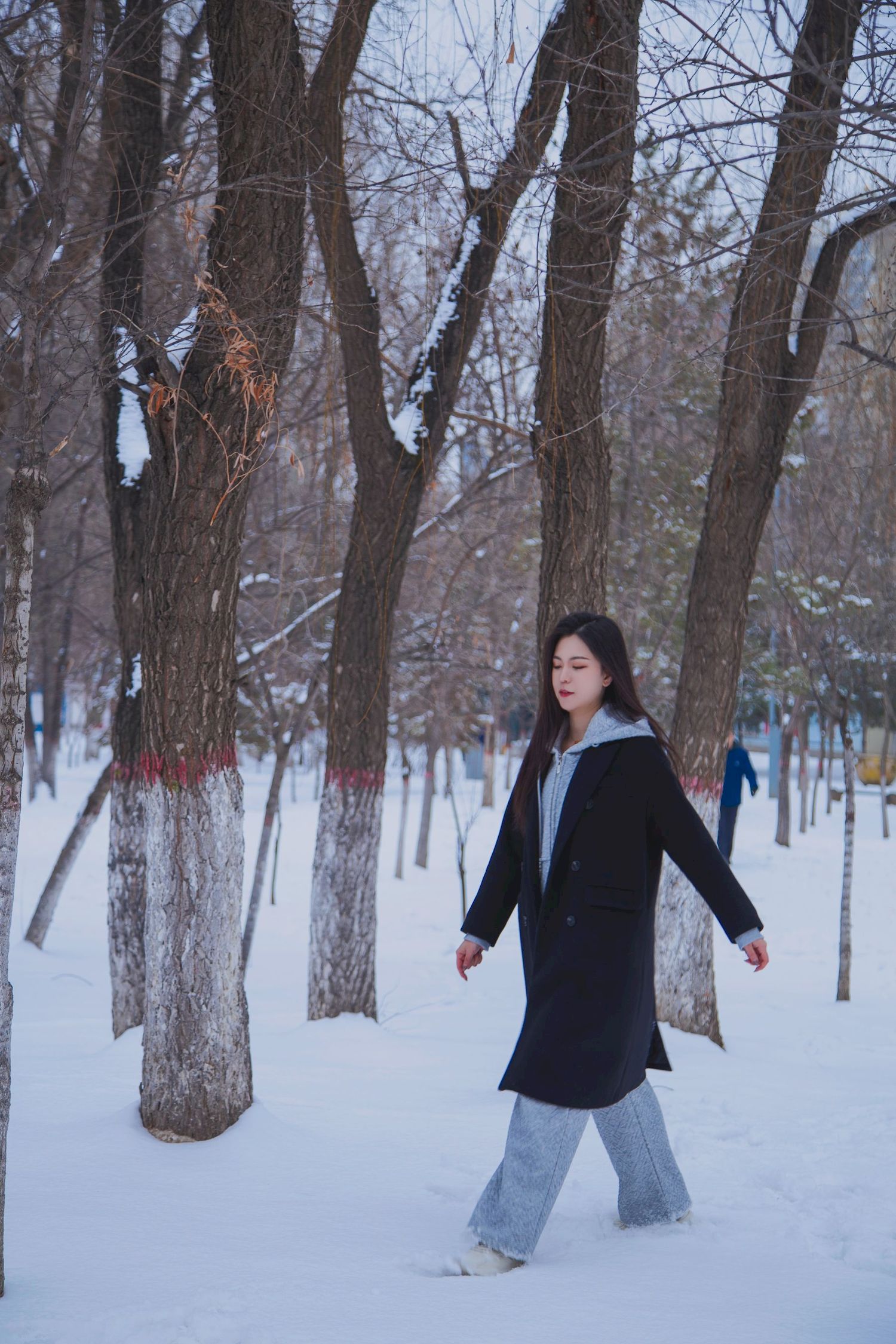 长发美女天寒地冻踏雪无痕雪景主题写真